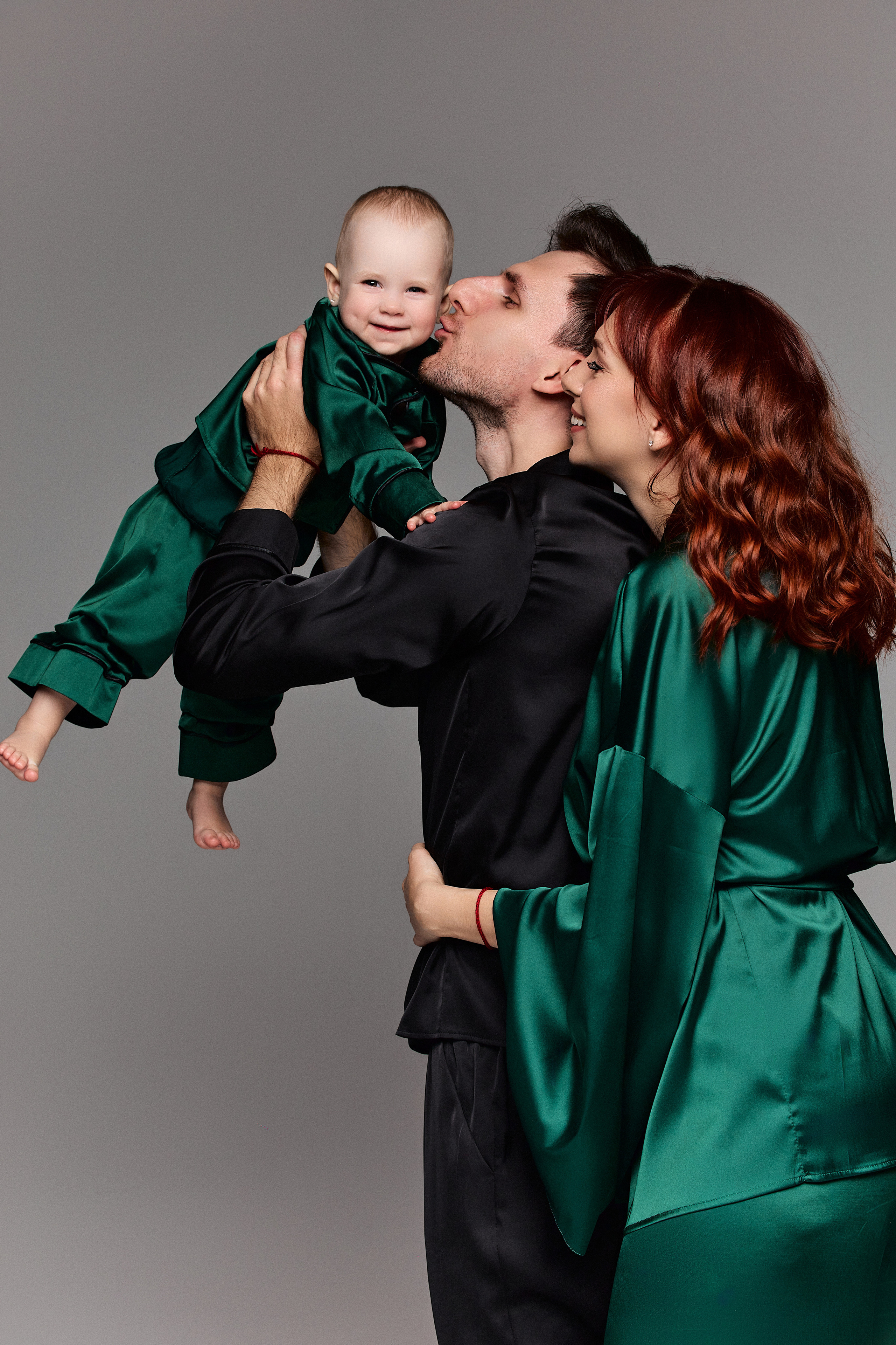 Анонс семейной фотосессии в студии в разных образах. Фотограф в Минске Анна Кучинская