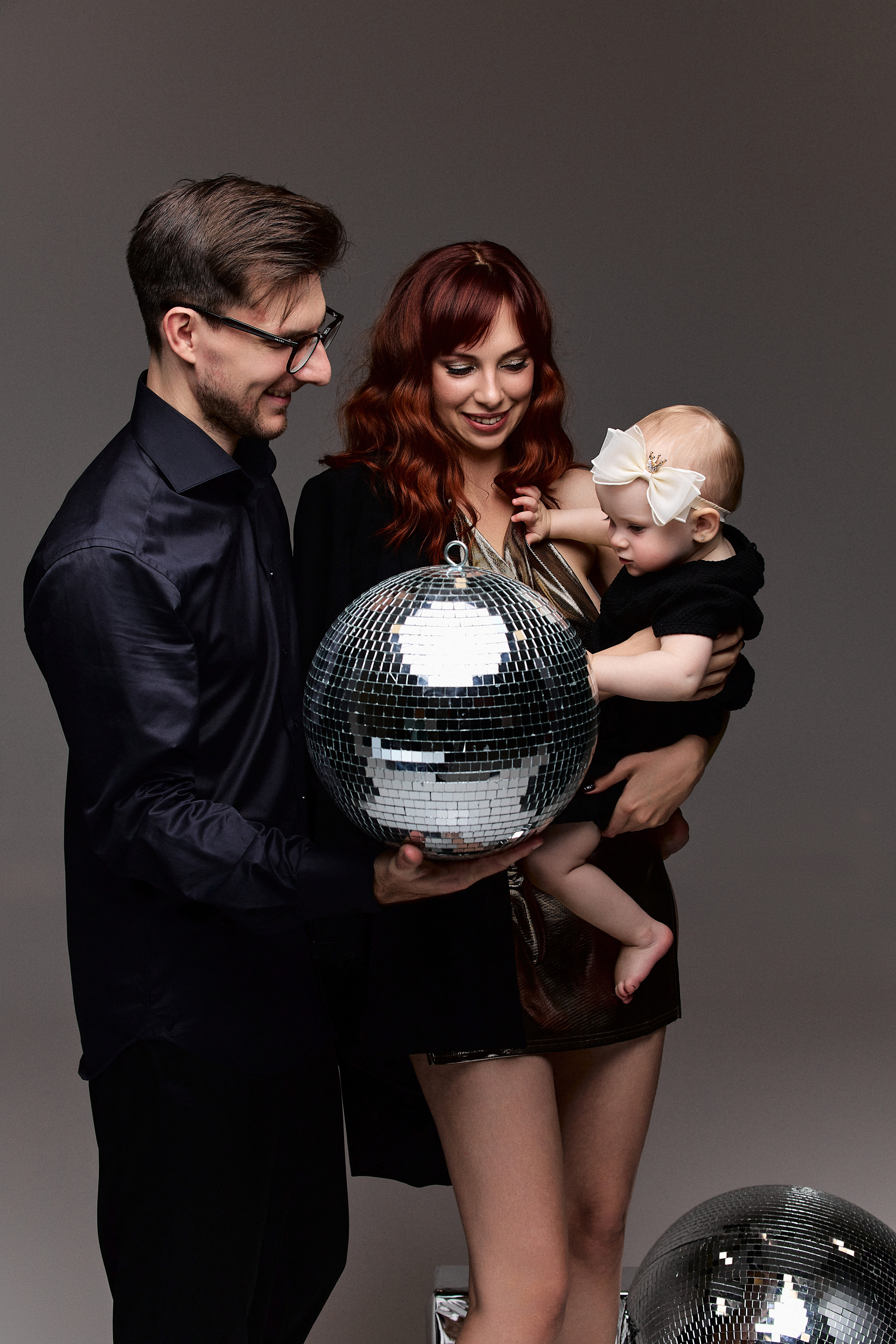 Анонс семейной фотосессии в студии в разных образах. Фотограф в Минске Анна Кучинская