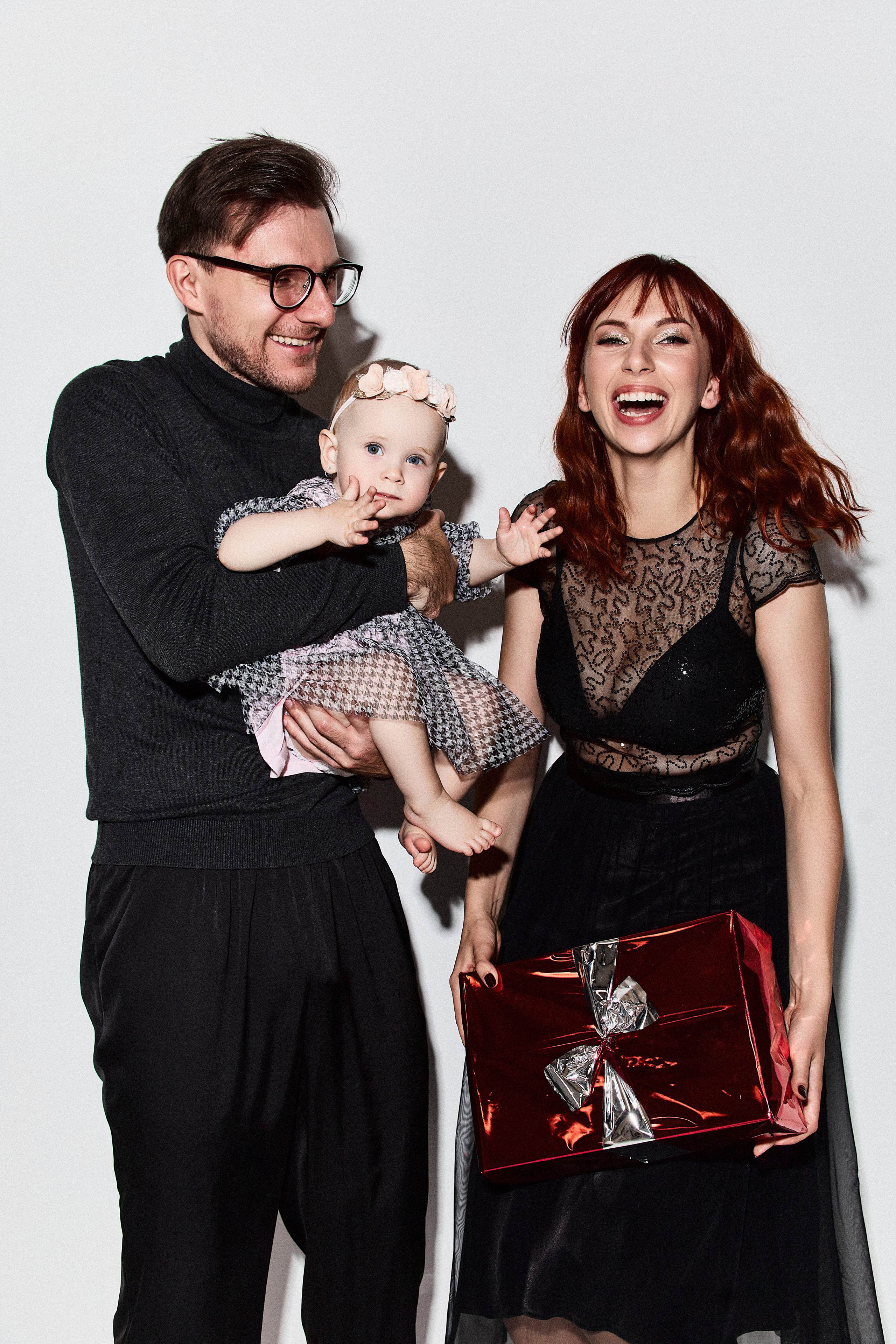 Анонс семейной фотосессии в студии в разных образах. Фотограф в Минске Анна Кучинская