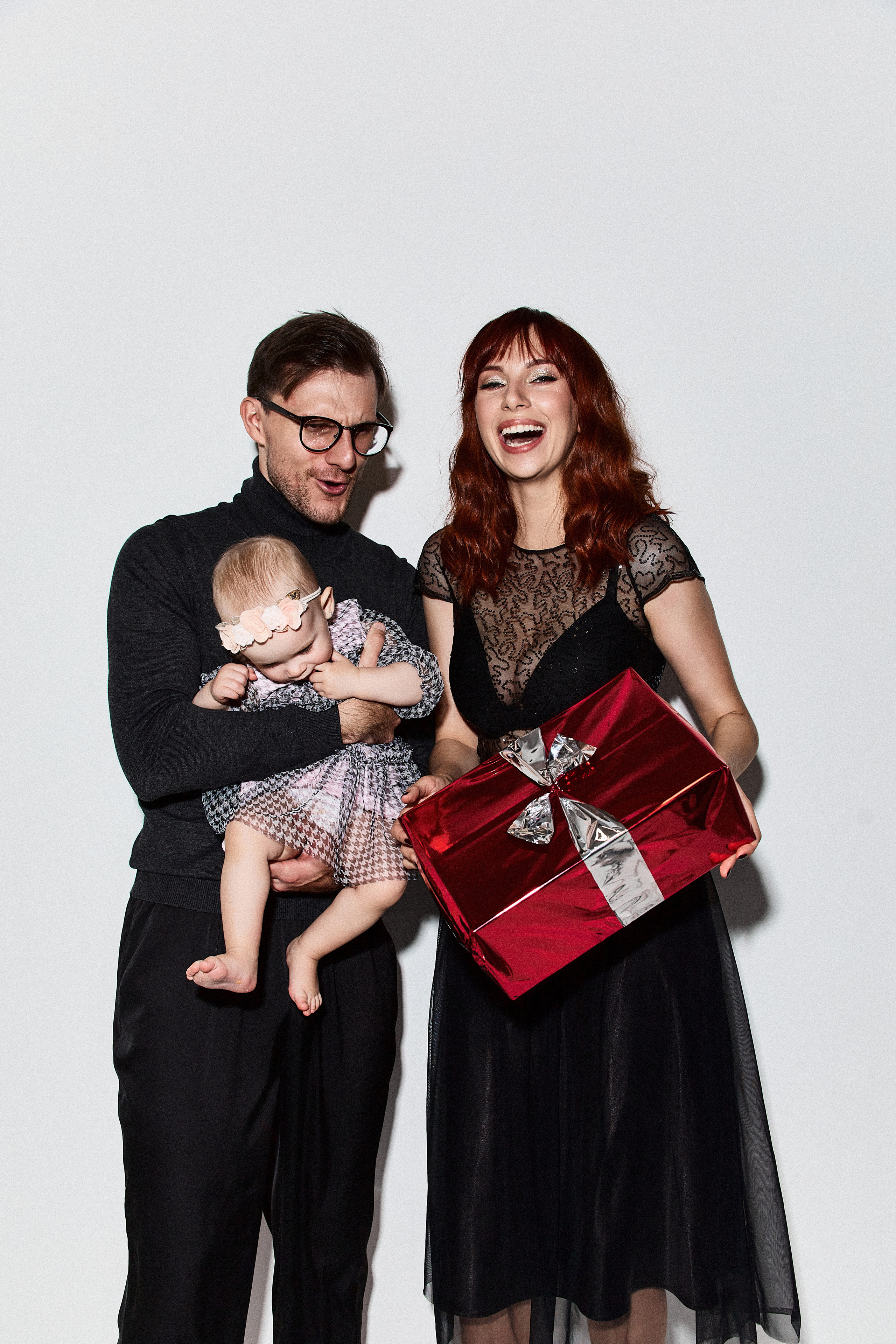 Анонс семейной фотосессии в студии в разных образах. Фотограф в Минске Анна Кучинская