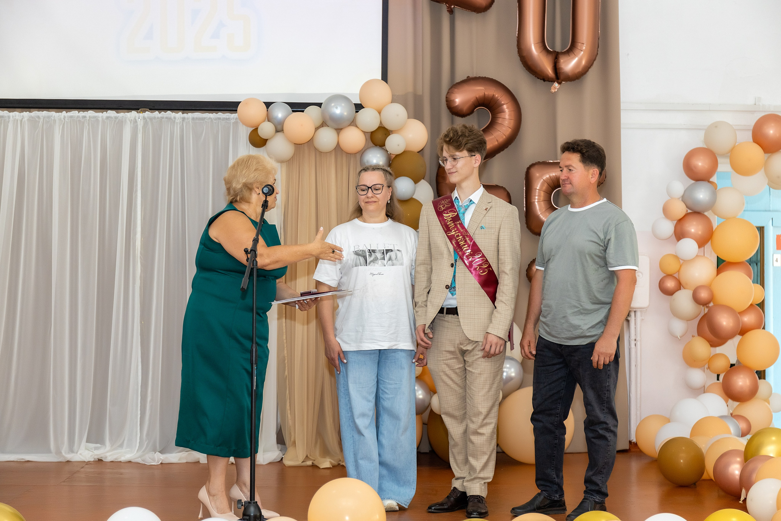 Выпускной. Школа 22, 11 класс. Стильный выпускной альбом Владивосток фотограф Вероника Мигачева