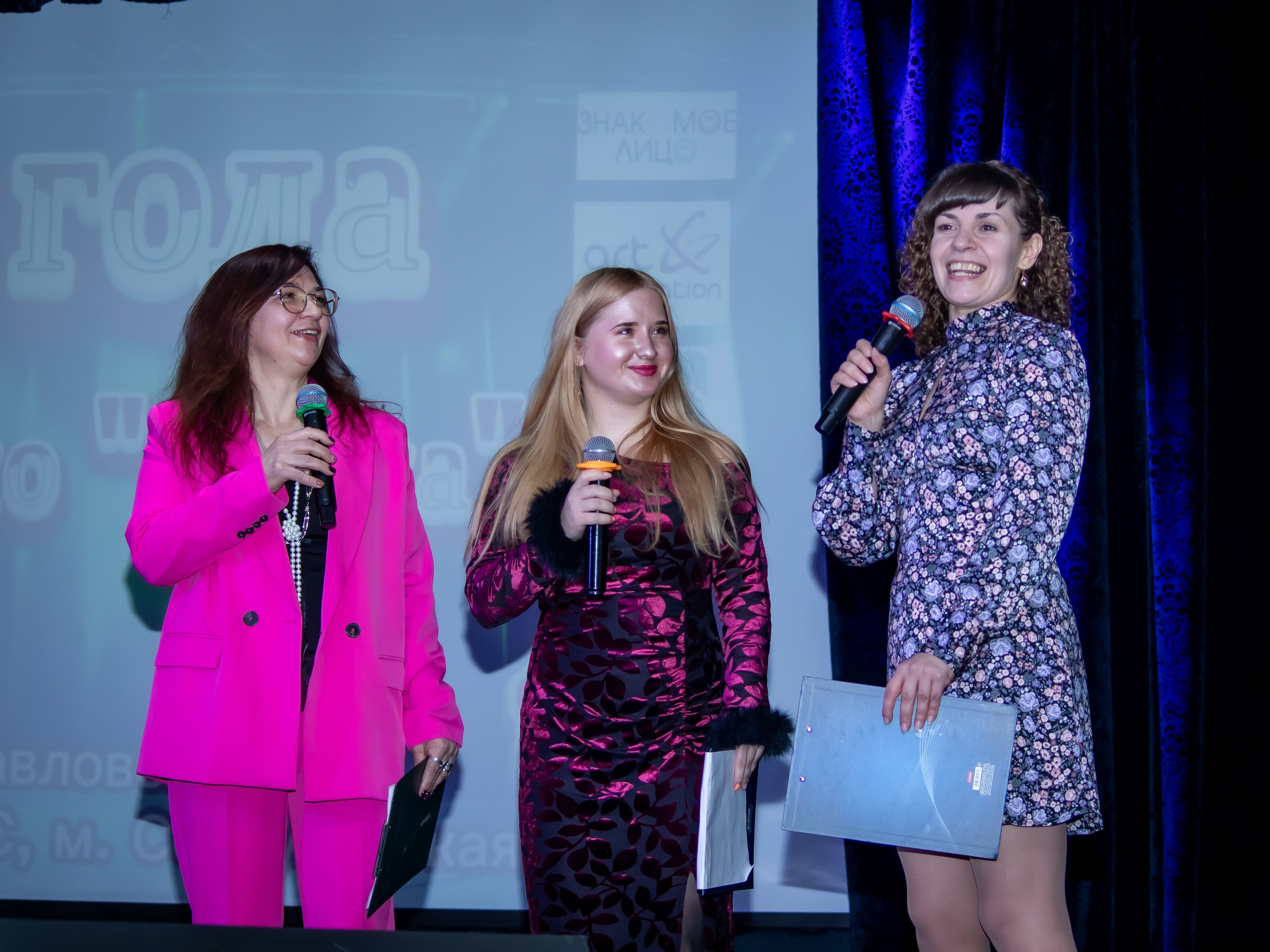 Девушки-ведущие на сцене юбилейного концерта Радио «Птица» — репортажная съёмка Карасёва Елена