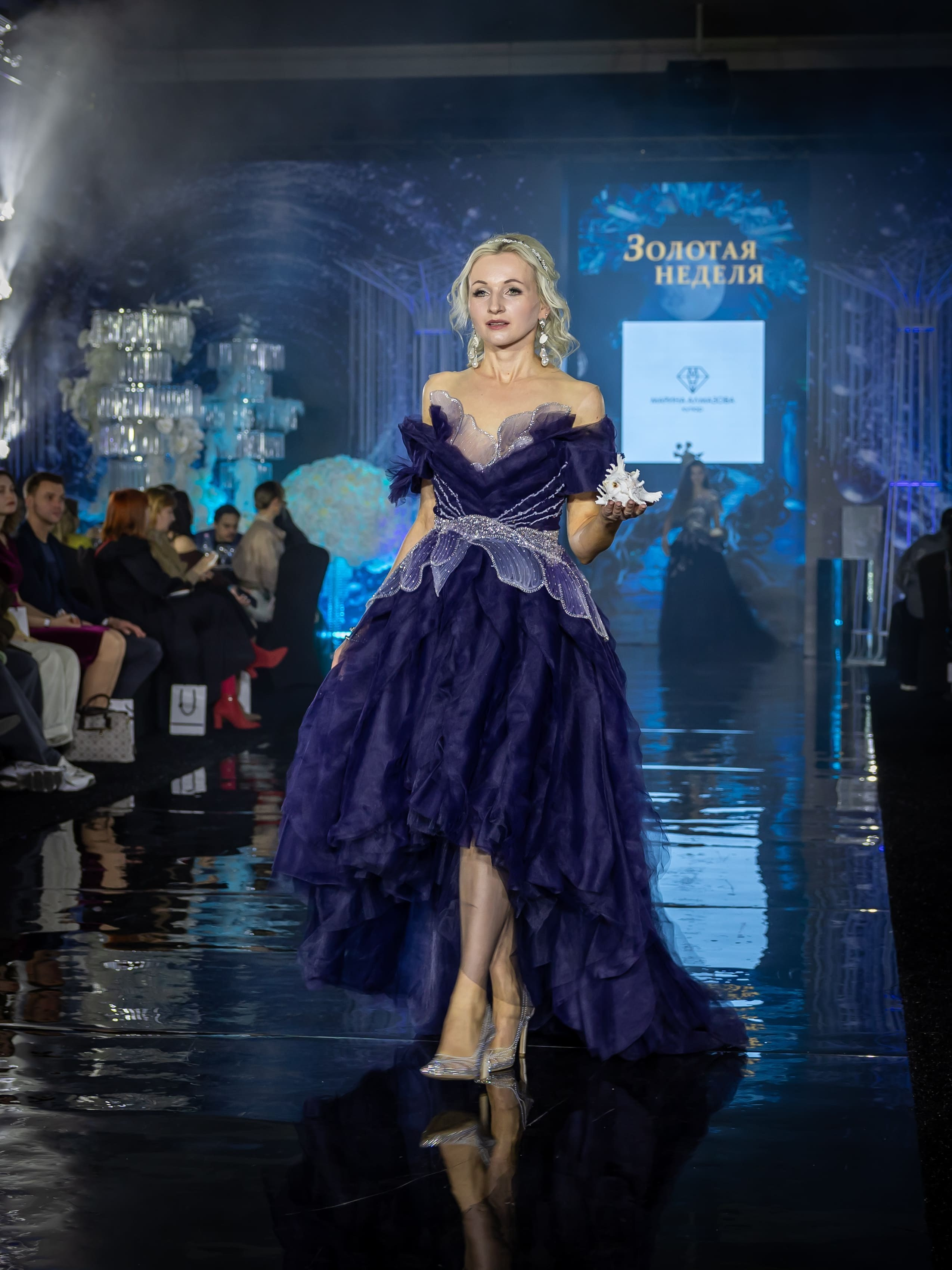 Модель в синем вечернем платье, подиумный показ, фешен-съёмка, Москва