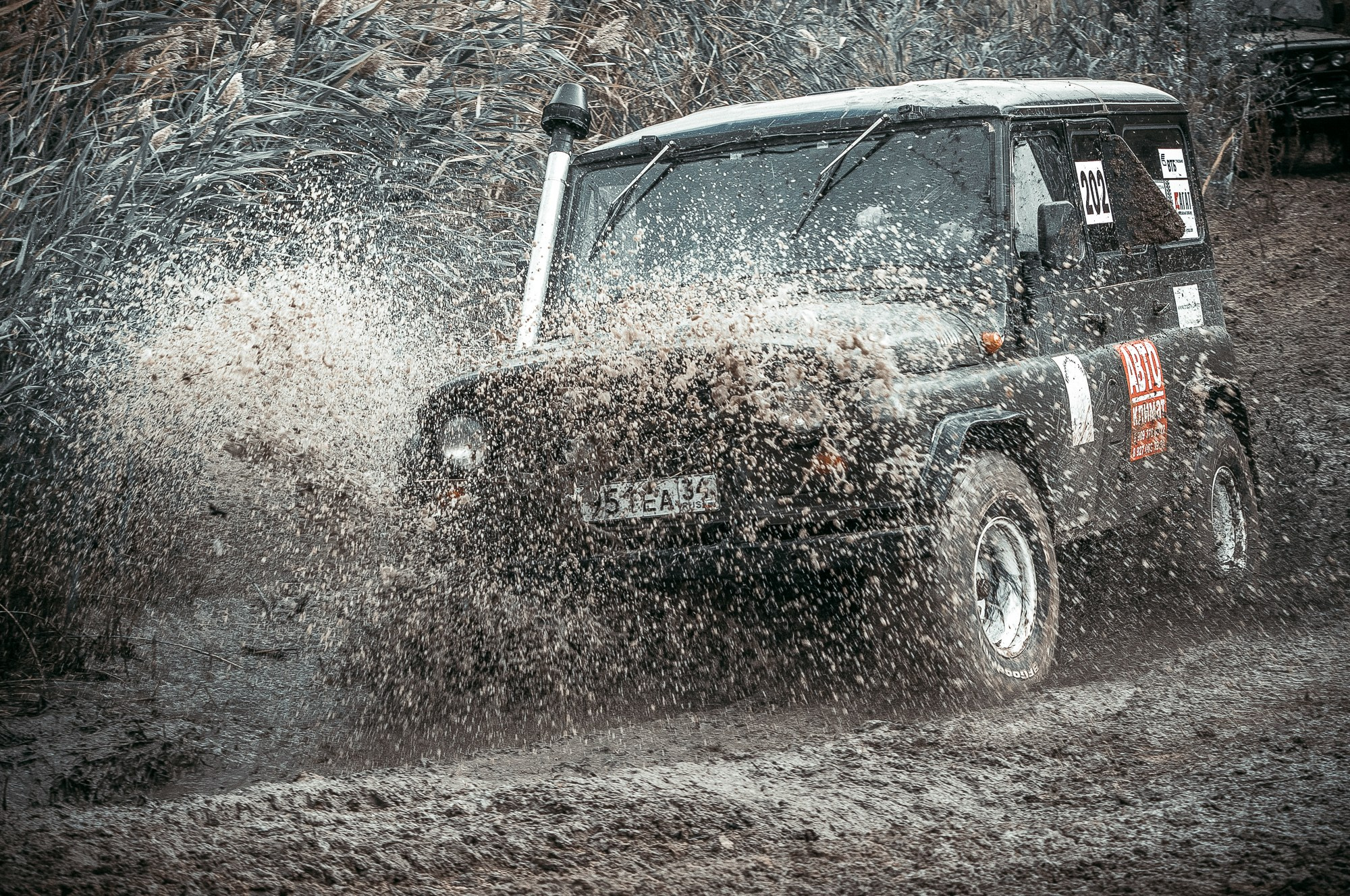 УАЗик преодолевает водную преграду