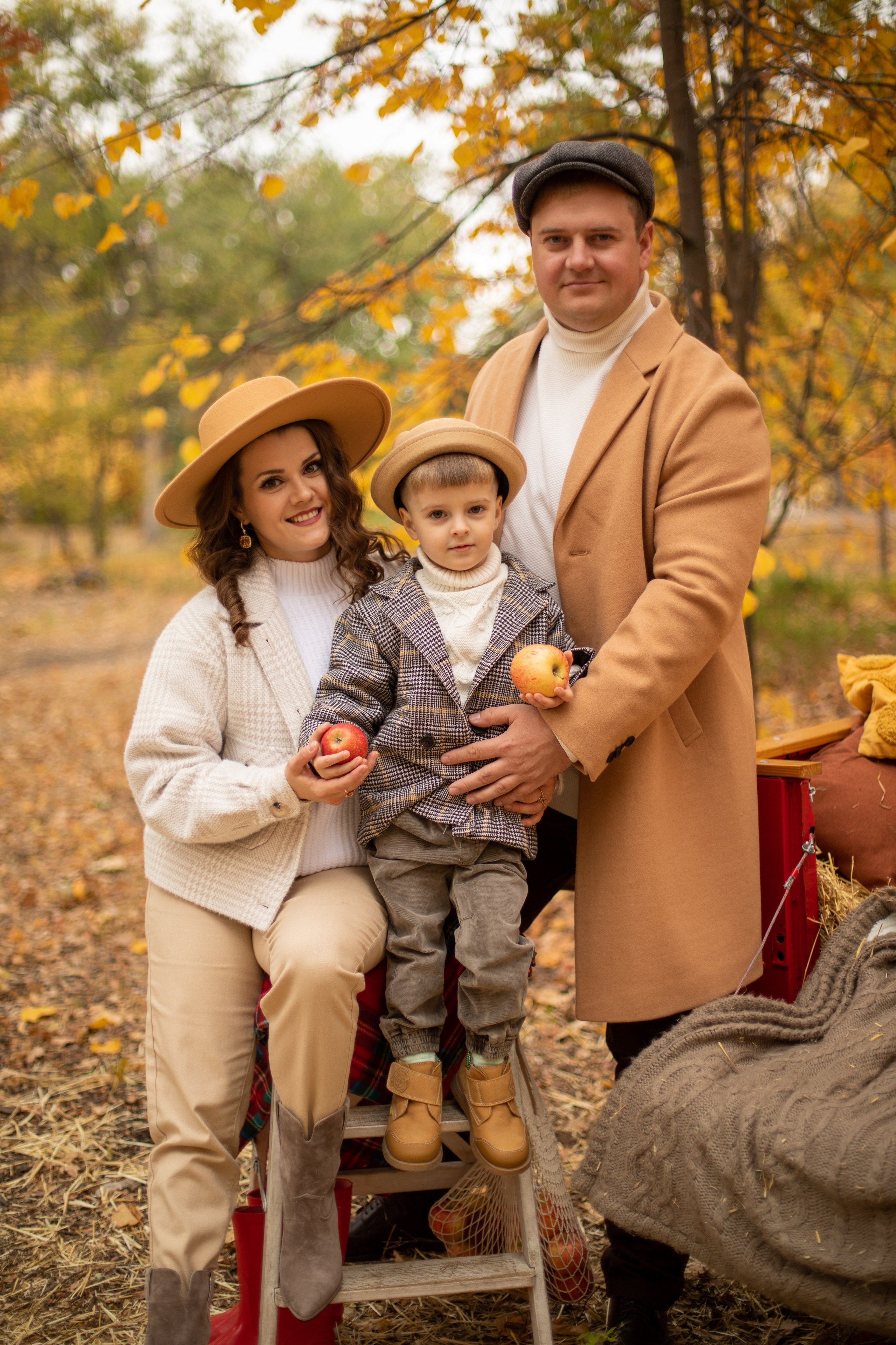 Мужчина, девушка и их сын на осенней фотосессии