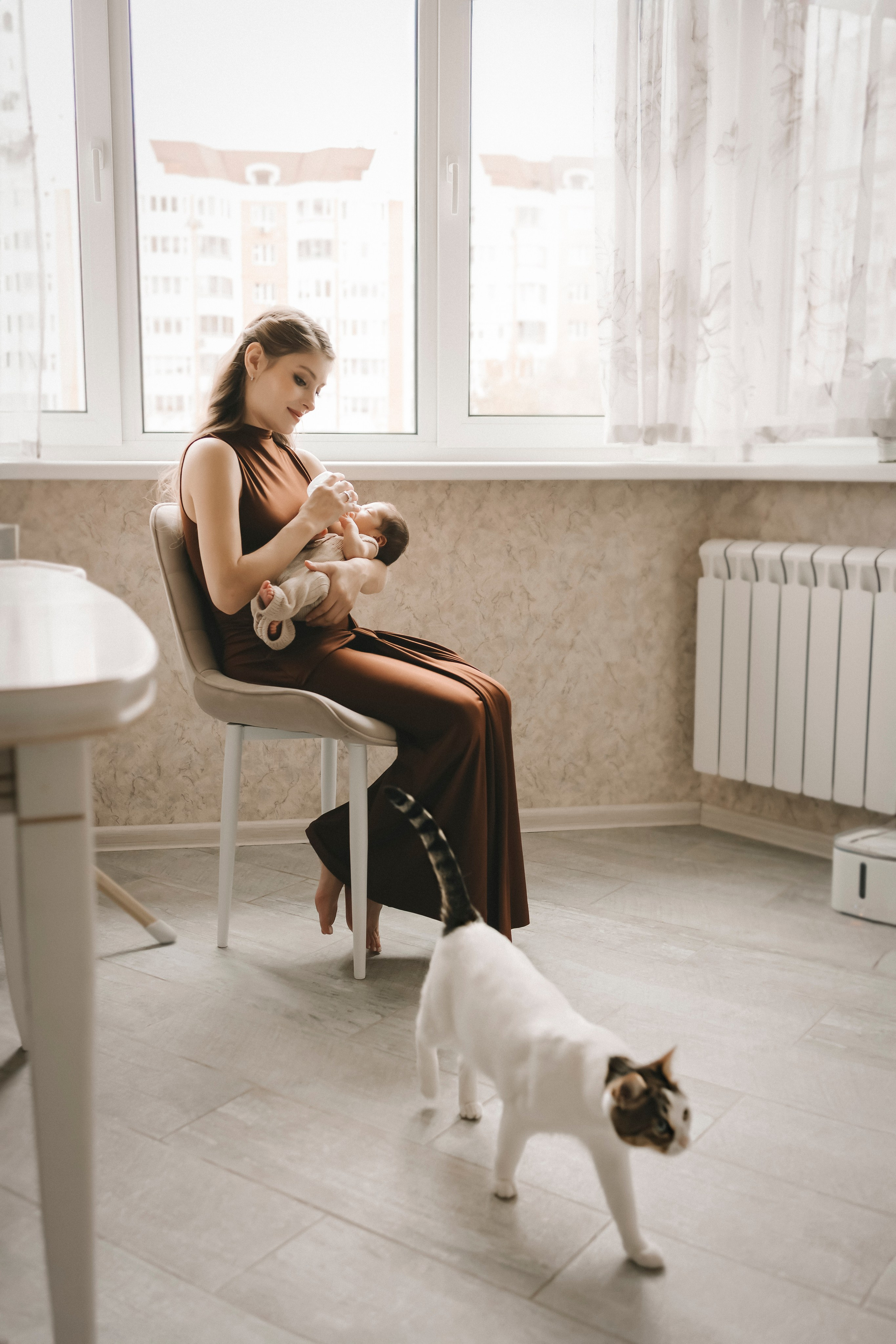 Алена Косторная кормит малыша