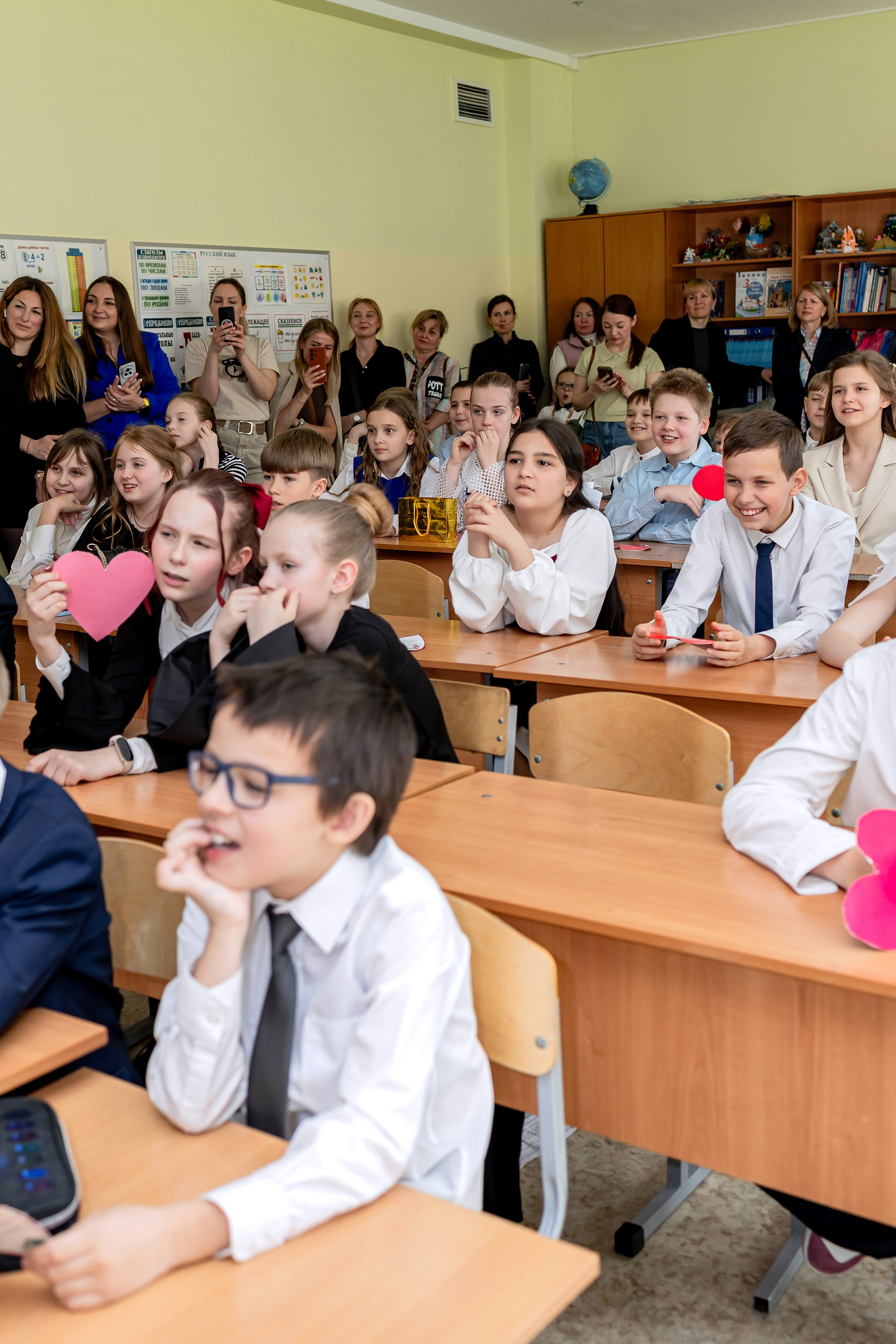 Выпускной в начальной школе в классе. Фотограф и видеограф Москва. Свадебный фотограф, видеограф. Выпускные альбомы. Оживающие альбомы