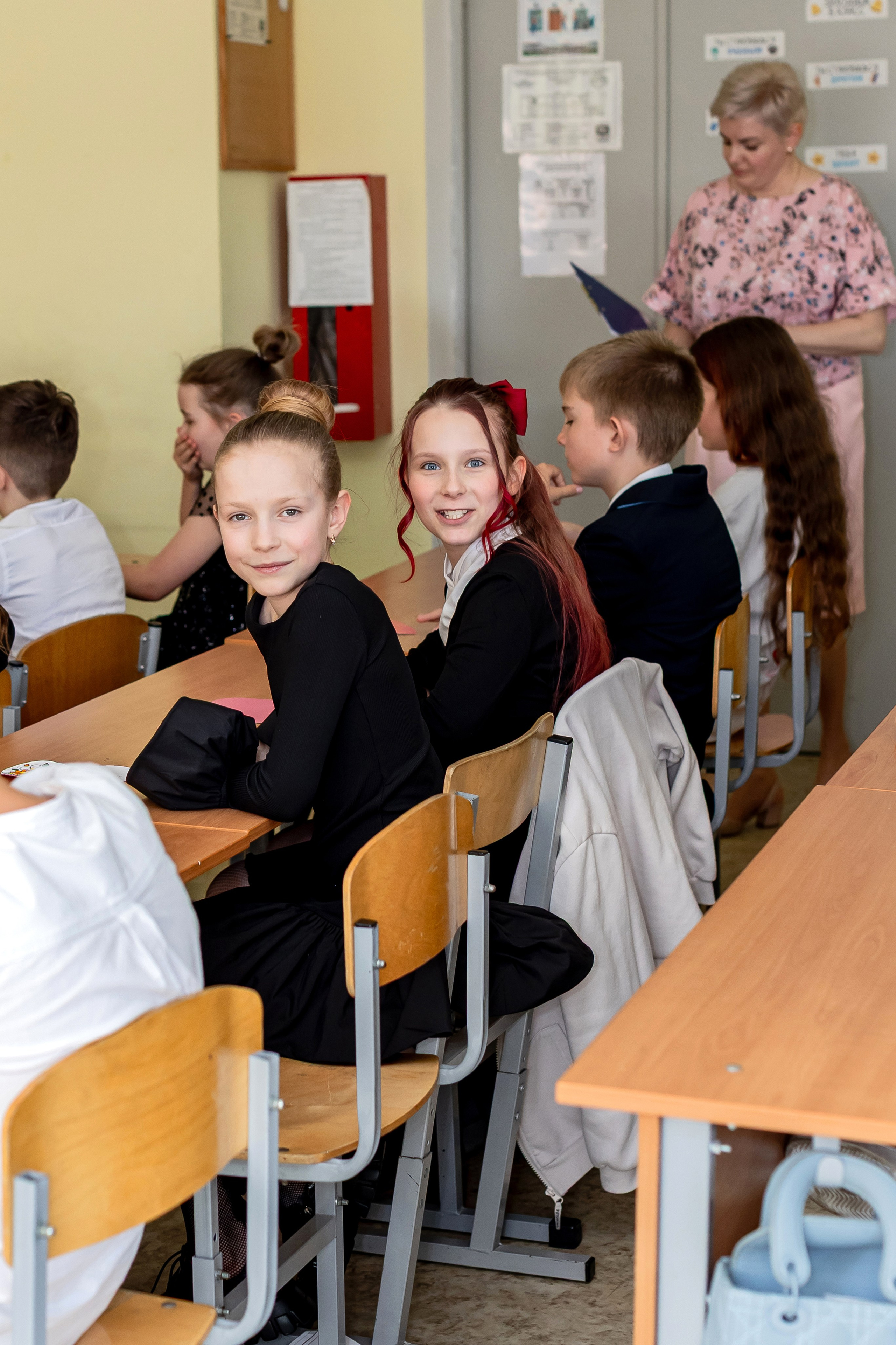 Выпускной в начальной школе в классе. Фотограф и видеограф Москва. Свадебный фотограф, видеограф. Выпускные альбомы. Оживающие альбомы