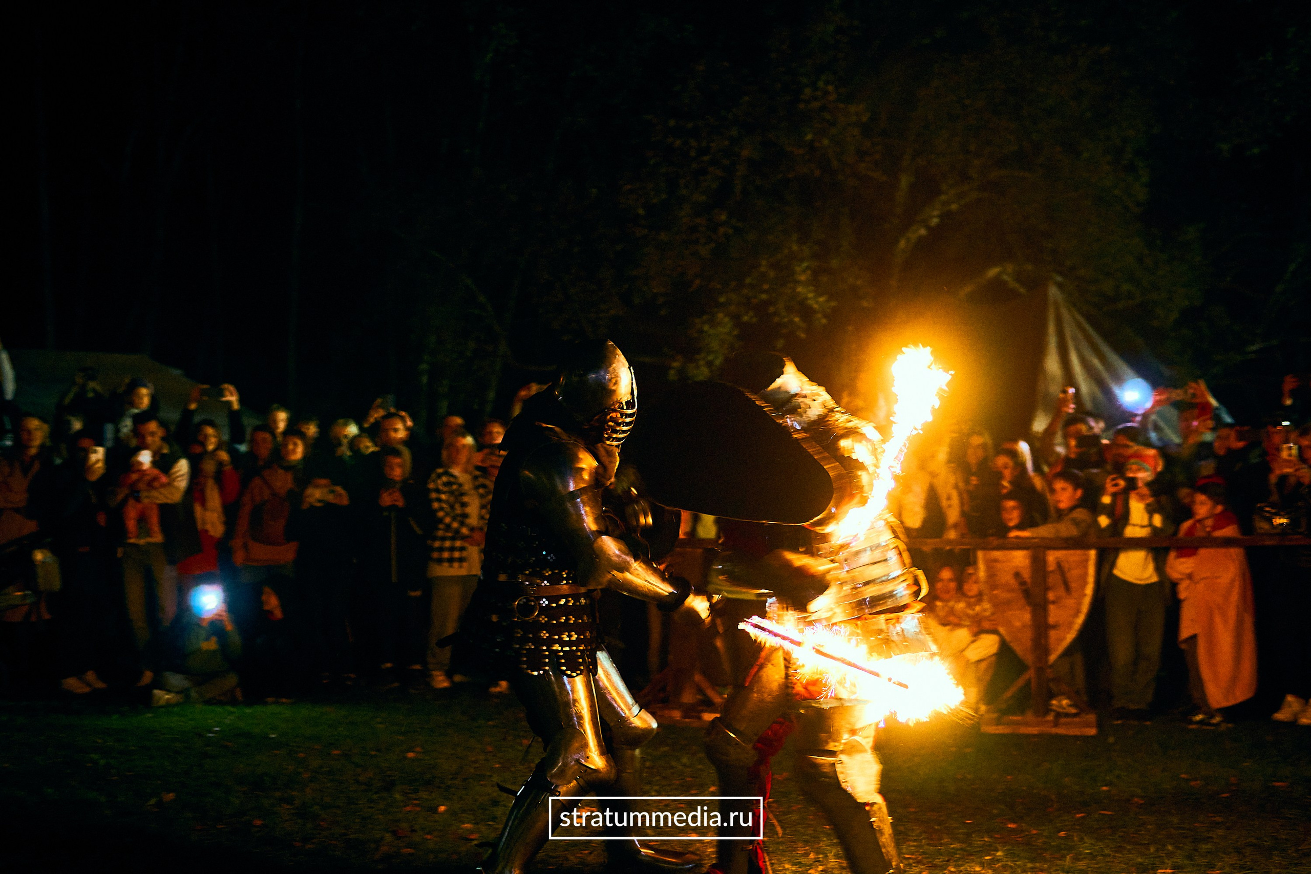 Fire Show at Park. Stratum Media — Фото-Видео Съемки
