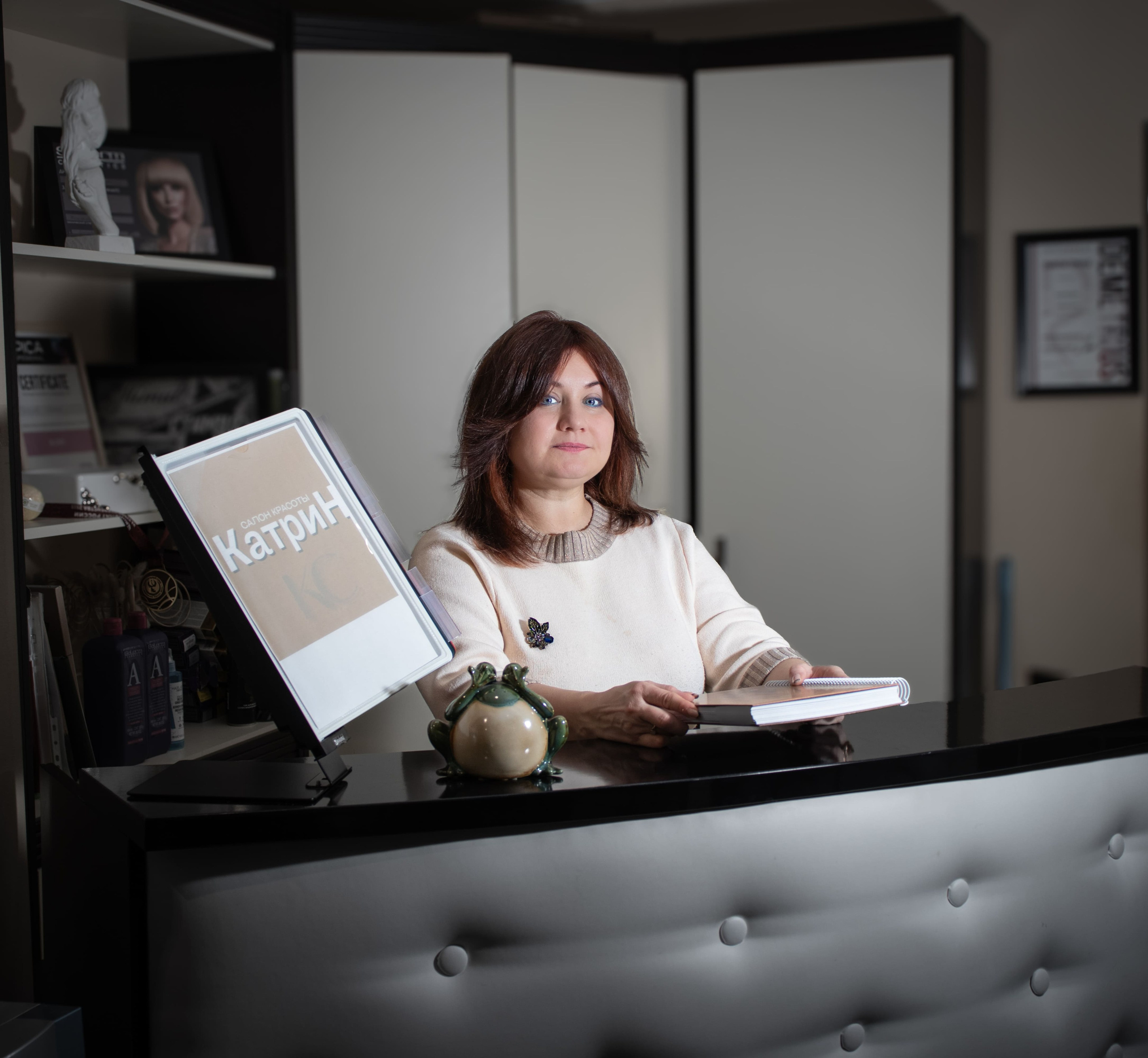 Мастер салона красоты «Катрин» с рабочими материалами — контент для сайта, фотограф Карасёва Елена