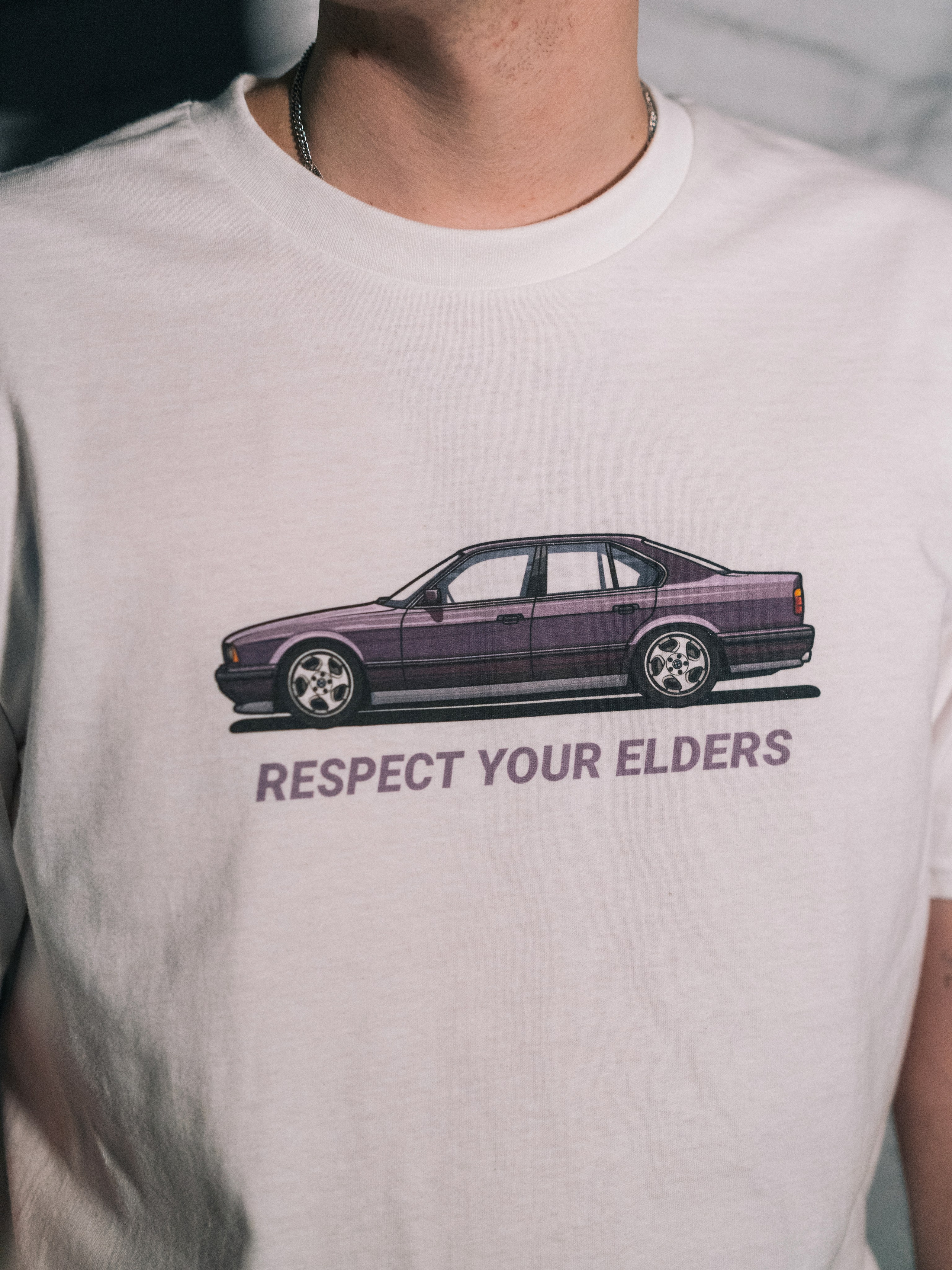 Мощный S38, фирменные "плавники" на бамперах, элегантный и в то же время агрессивный силуэт. Для тех, кто ценит настоящие "заряженные" седаны с душой и историей. Не просто машина, а статус.