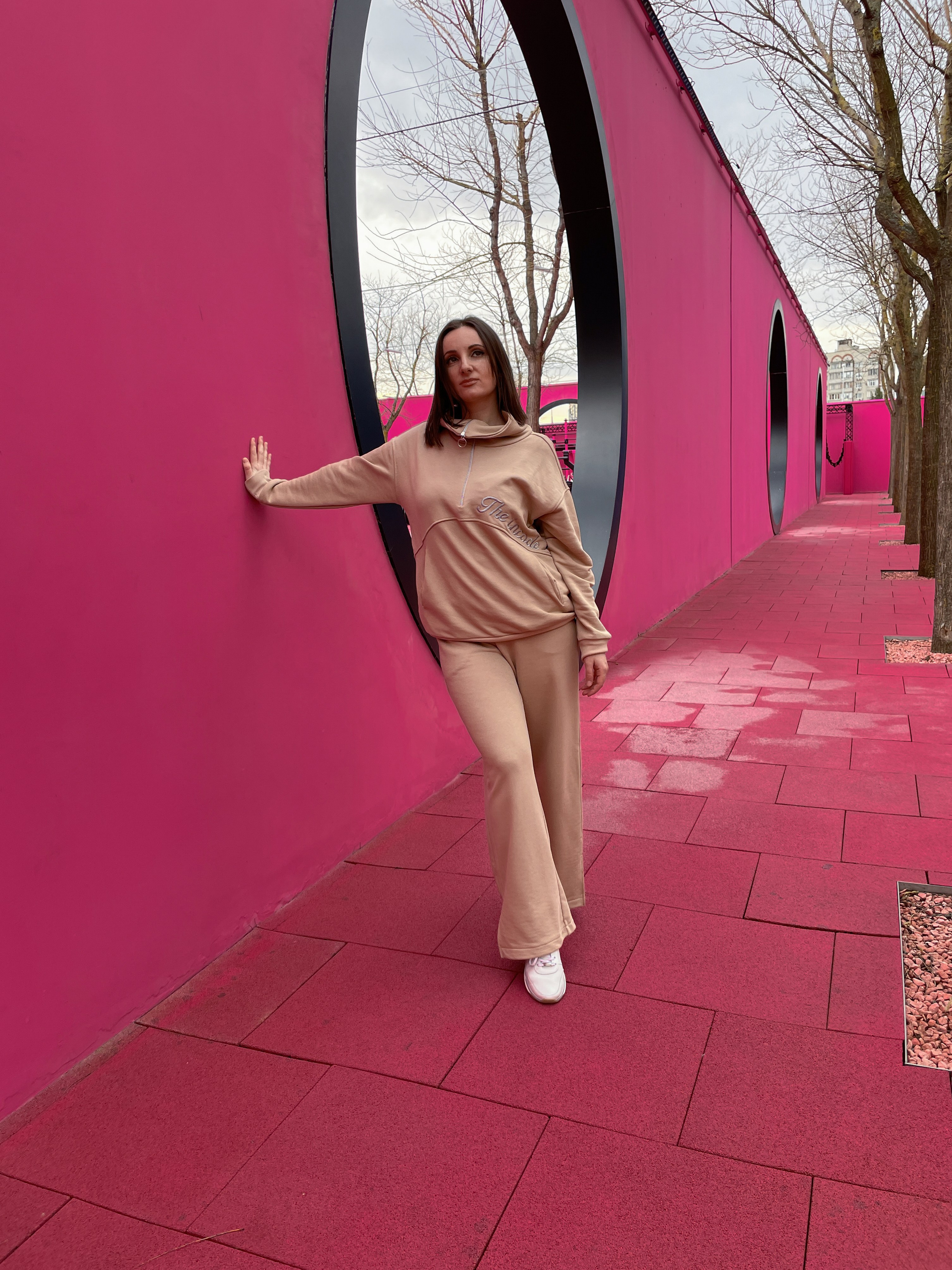 Уличная фотосъемка для контента на айфон. AI Фотограф Краснодар: мужские и женские фотосессии, стилизация съемки. Нейро-фотосессии онлайн