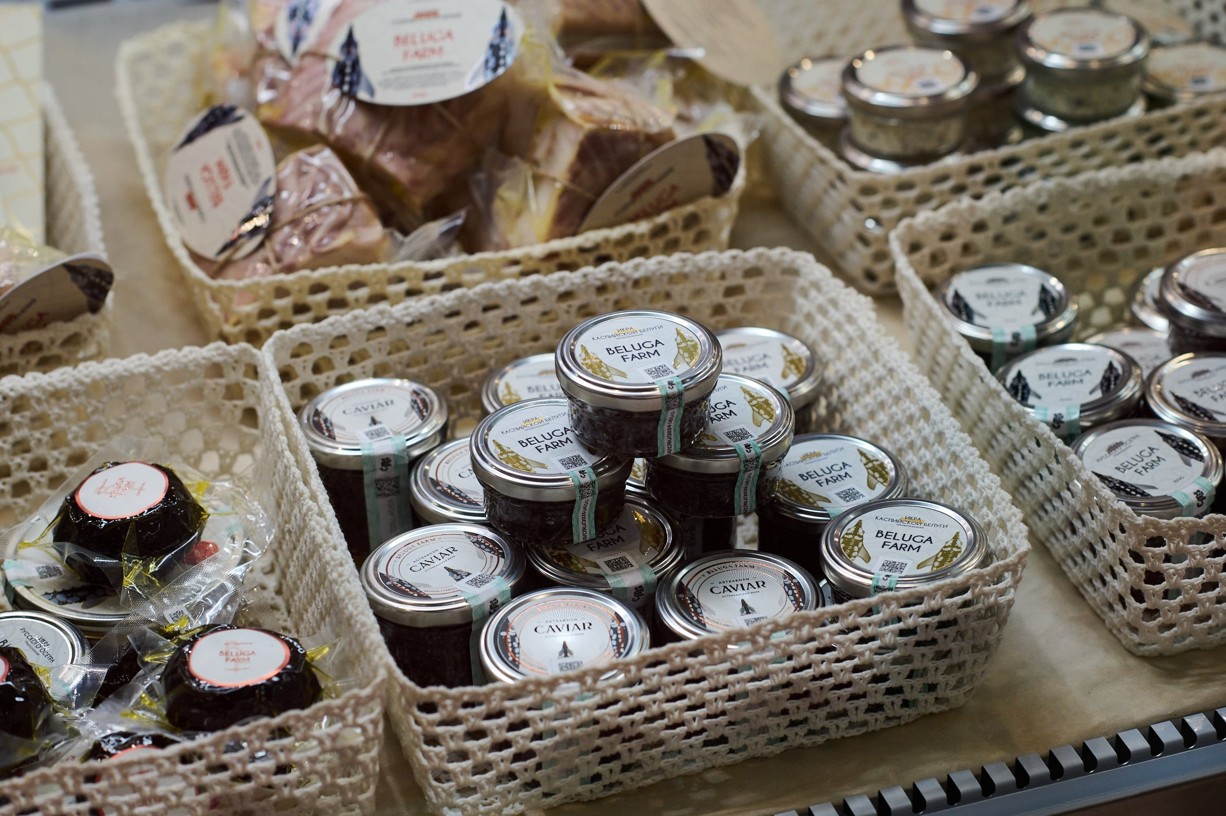 Продукция «Beluga Farm» в банках на выставке Seafood Expo Russia 2025: чёрная икра и осетровые деликатесы. Репортажная съёмка стенда в КВЦ «Экспофорум», Санкт‑Петербург.