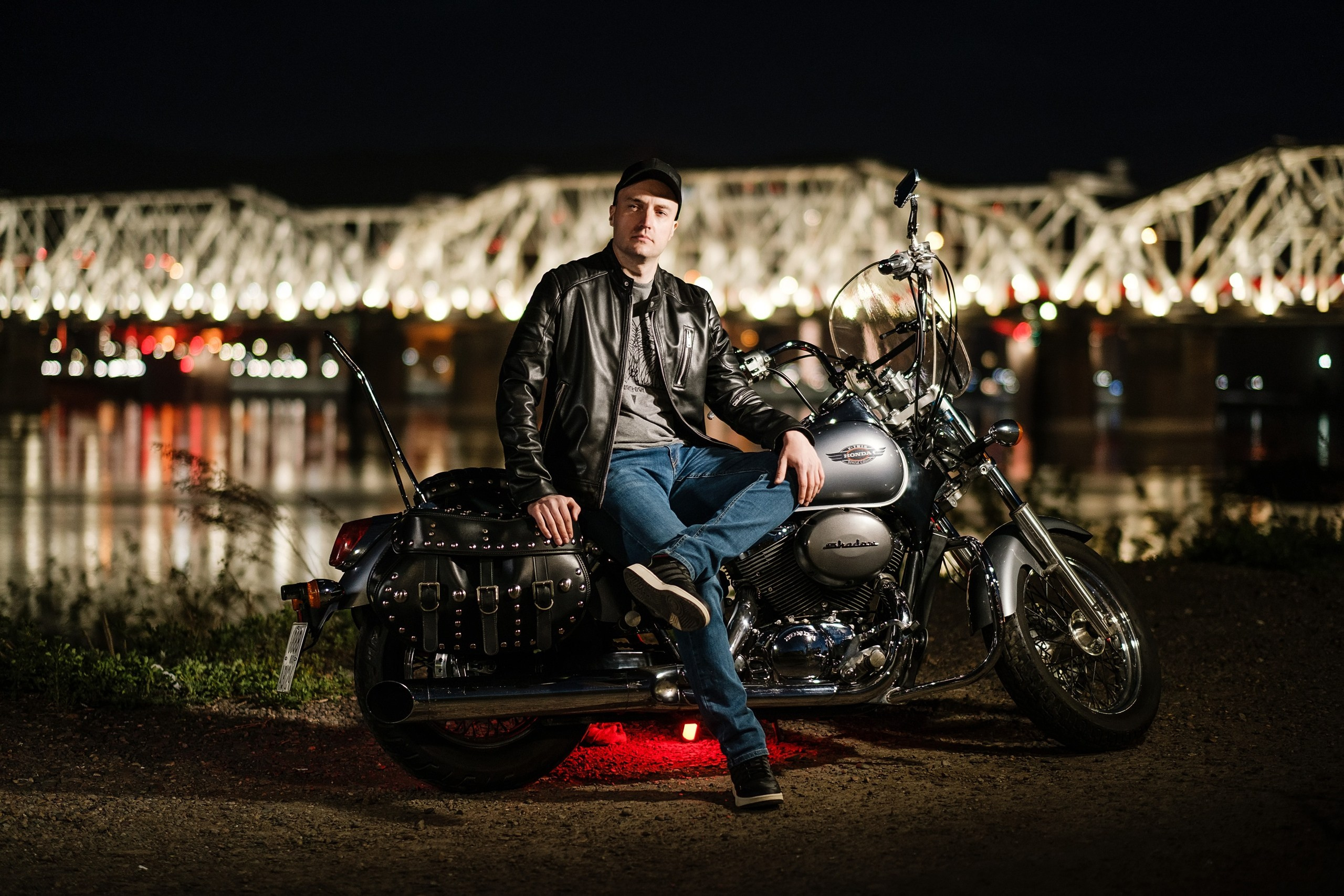 байк байкер мотоцикл Мужская фотосессия фотограф Красноярск деловой портрет брутальный стиль мужской ИИ идея место образ костюм пример фото заказать фотосъёмка цена стоимость позы для мужской фотосессии