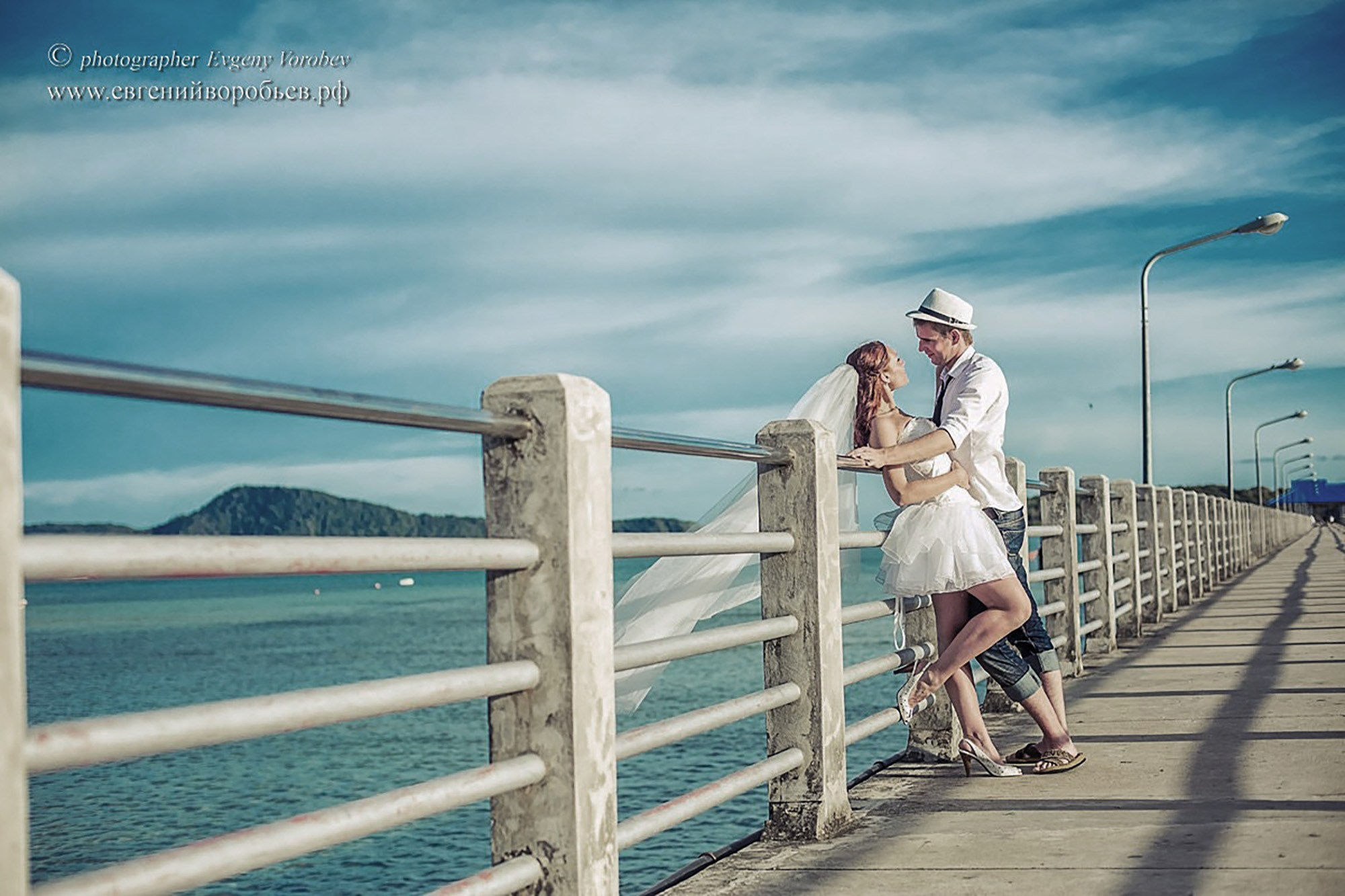 Свадебная фотосессия на пляже Пхукета фотограф свадебное платье идея образ место пирс Раваи невеста жених море путешествие заказать свадебную фотосессию Phuket цена стоимость пакет услуг