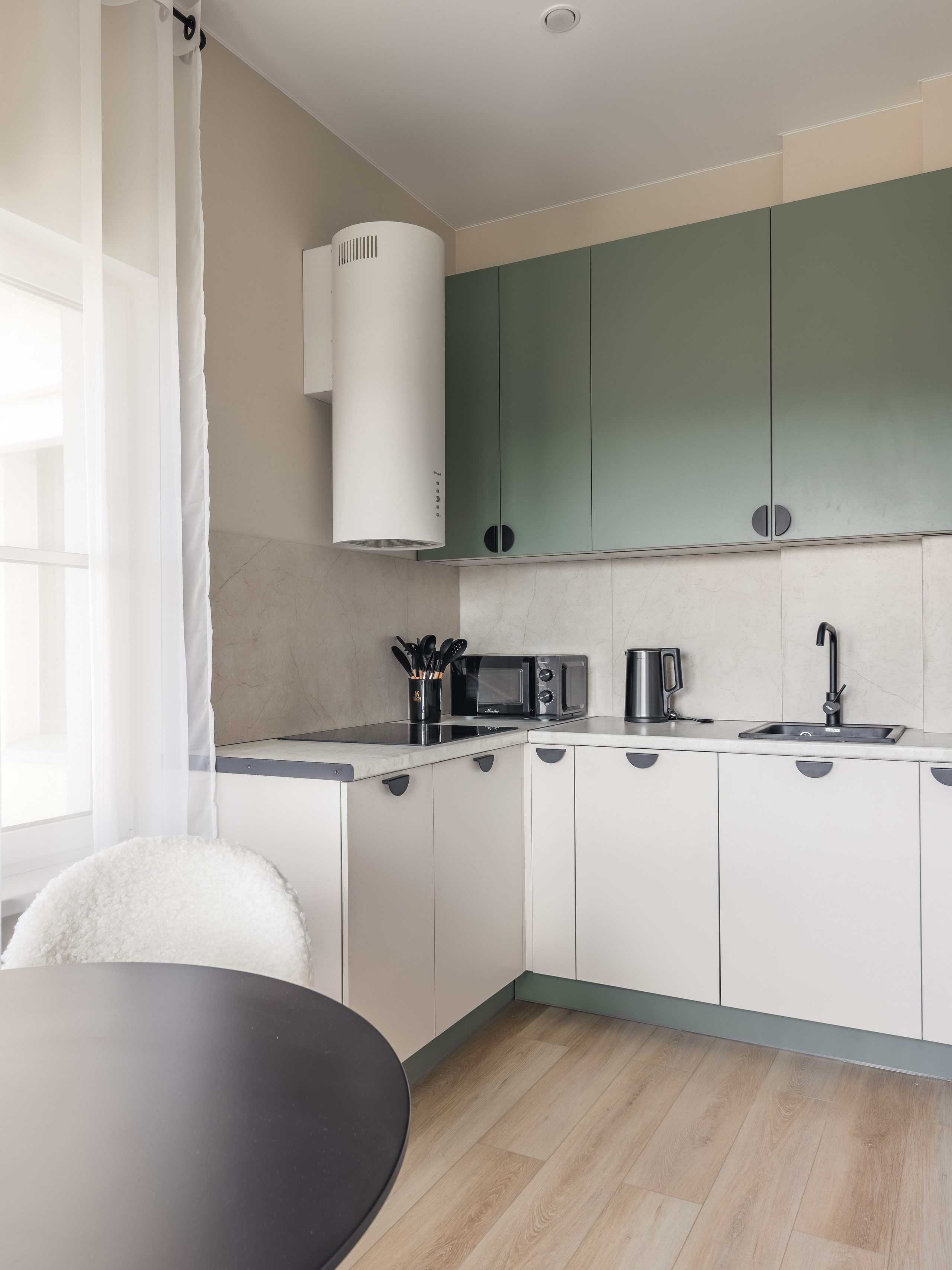 Яркий интерьер кухни ЖК Наследие дизайнер Ксения Новикова ksudsgn цветной акцент аренда Санкт-Петербург нестандартное планировочное решение