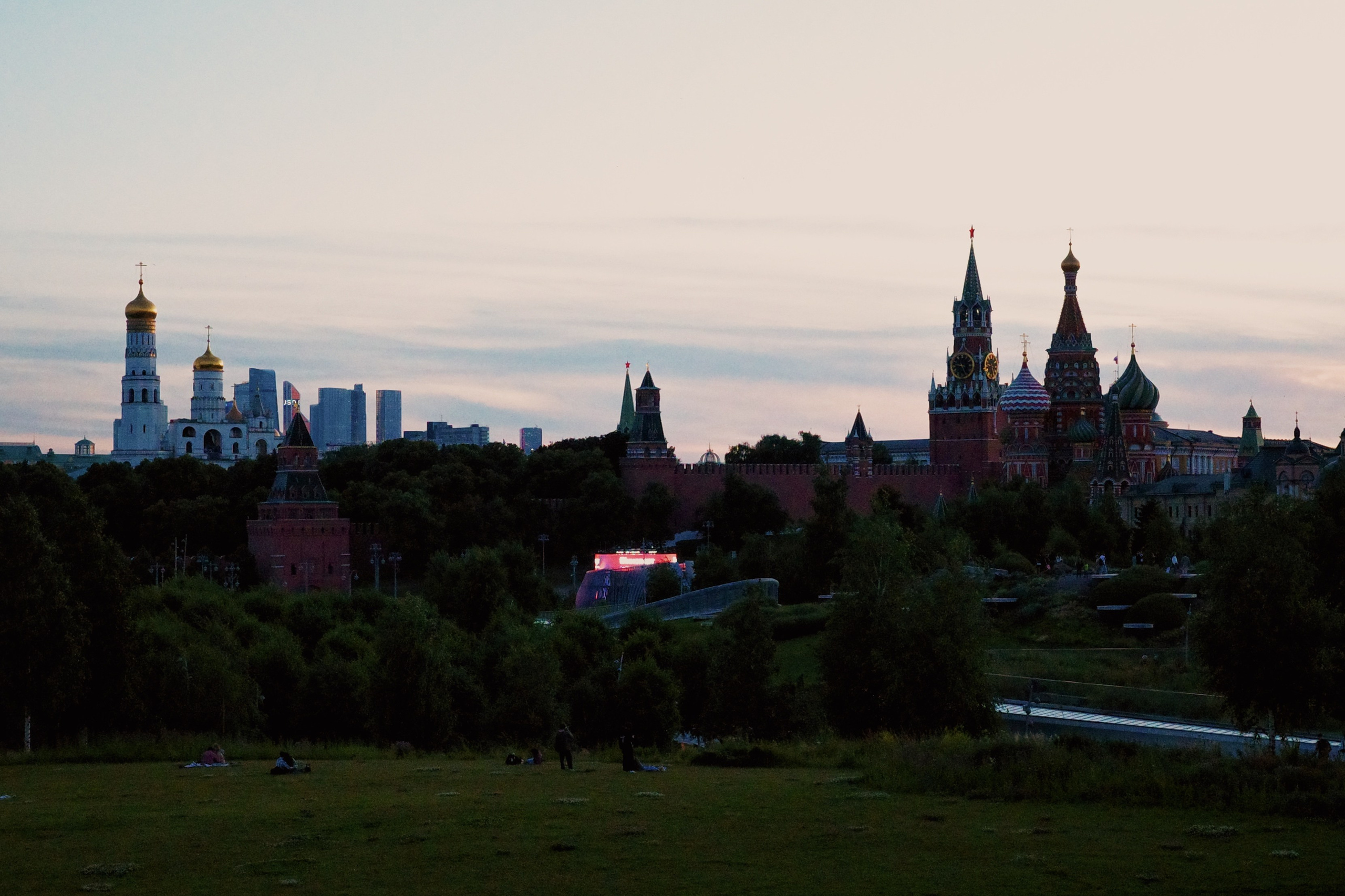 Красная площадь, Кремль и Зарядье: фото вечерней Москвы