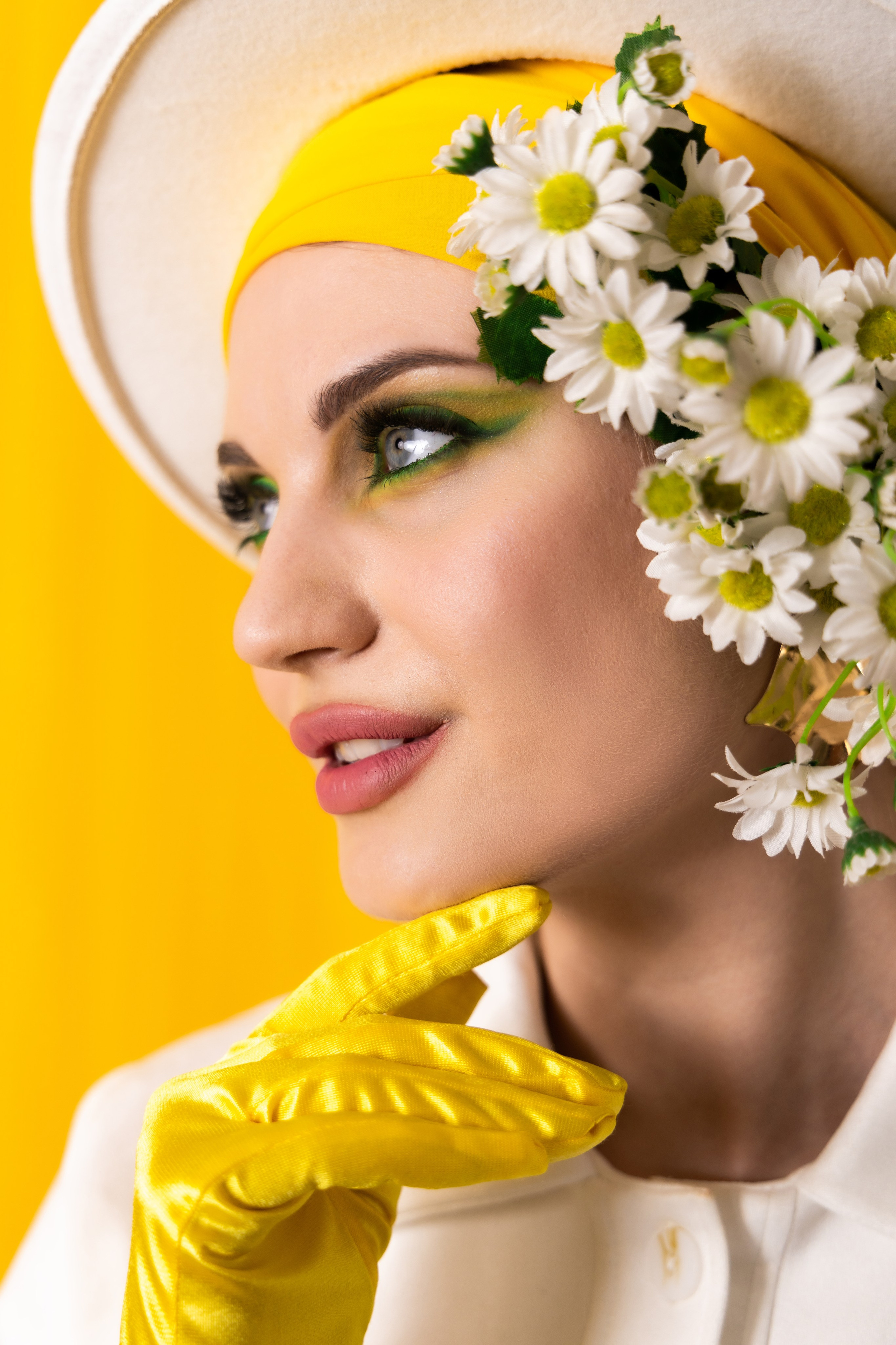 Студия "Хамелеон", весенний образ, ромашки, белый костюм и жёлтые перчатки. Студийная съёмка Астрахань.