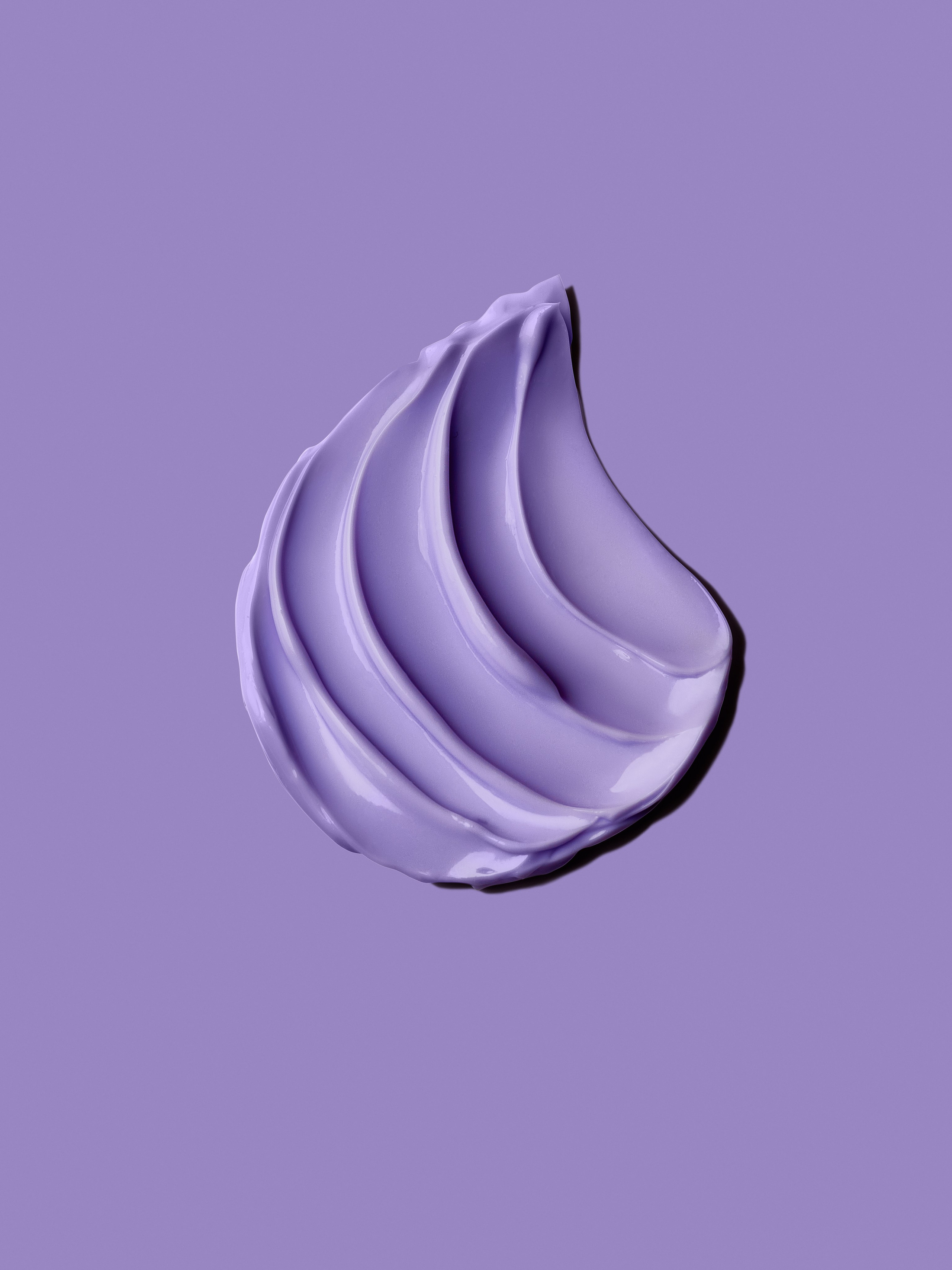 Свотч фиолетового крема на фиолетовом фоне