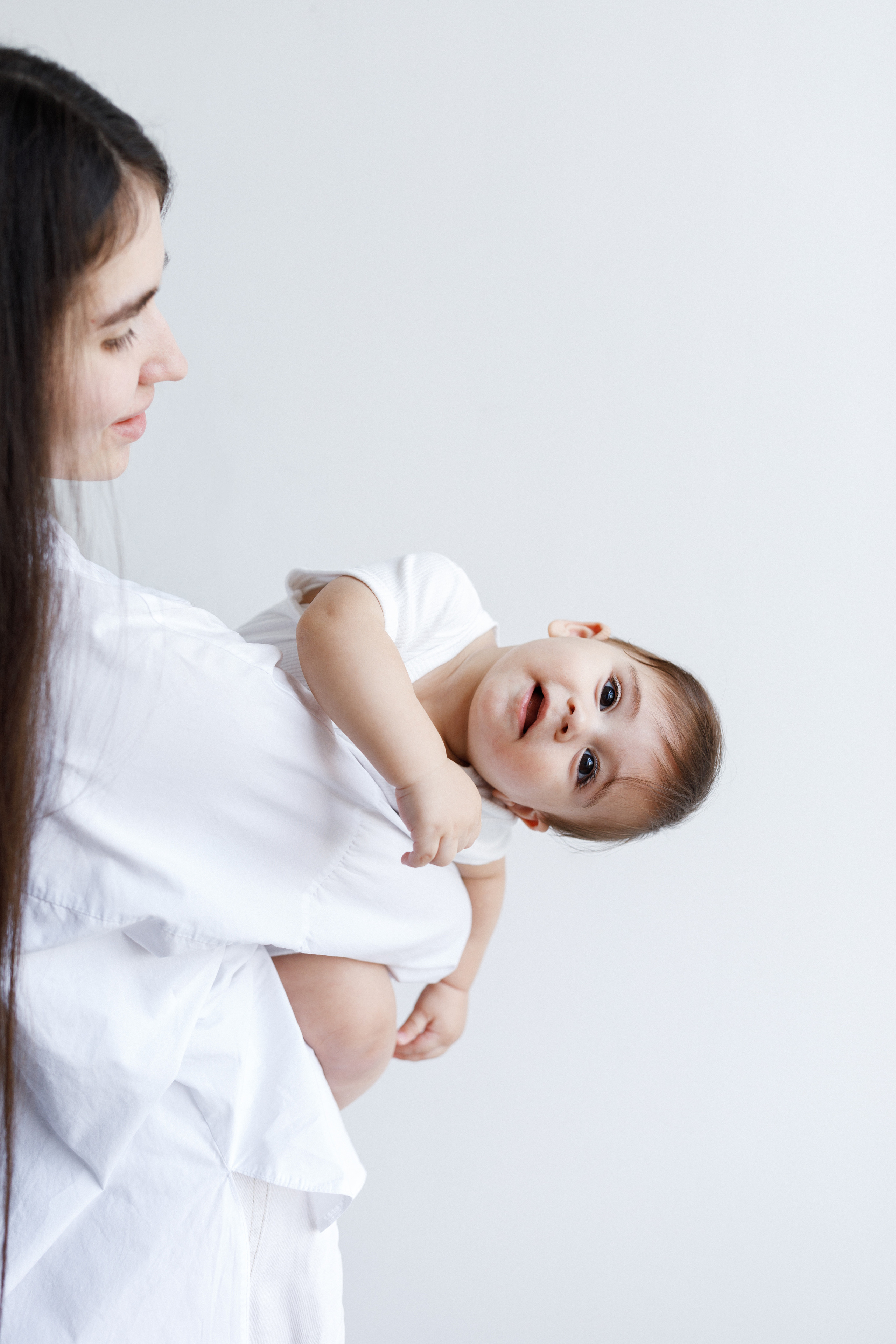 Фотосессия мамы с детьми в белой студии в Хабаровске. Фотограф на годик Хабаровск Детский и семейный фотограф в Хабаровске Юлия Матвиенко