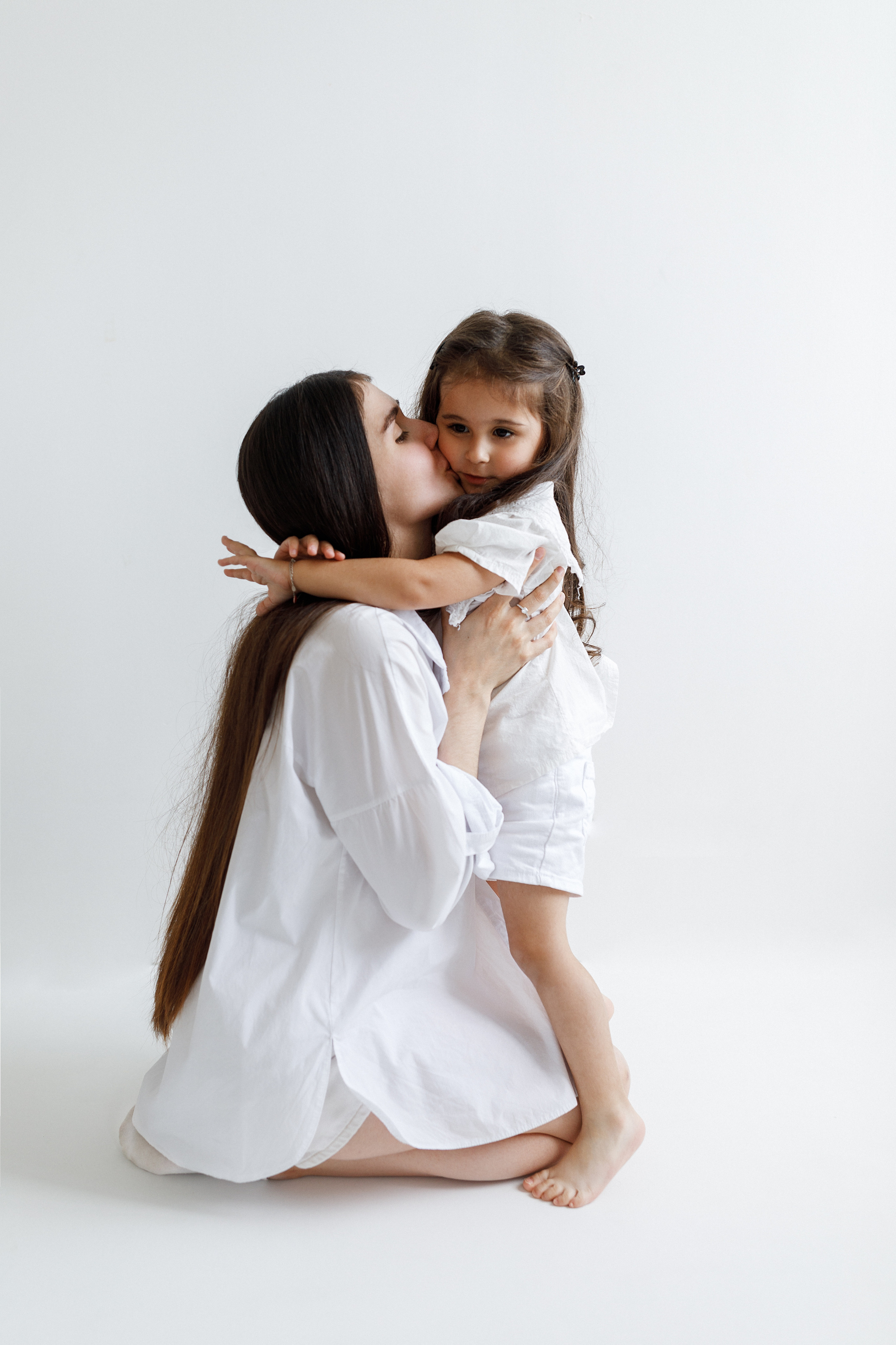 Фотосессия мамы с детьми в белой студии в Хабаровске. Фотограф на годик Хабаровск Детский и семейный фотограф в Хабаровске Юлия Матвиенко