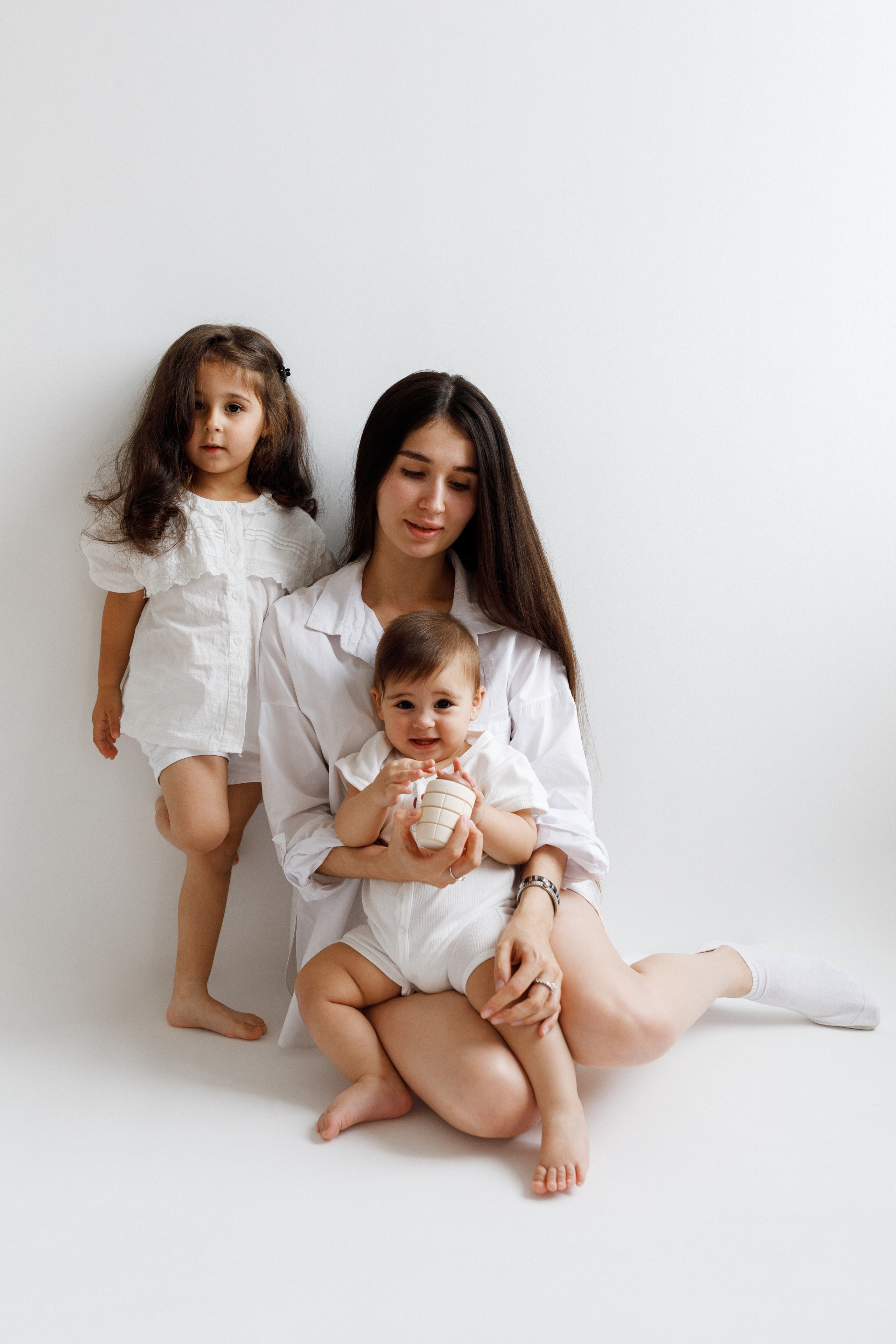 Фотосессия мамы с детьми в белой студии в Хабаровске. Фотограф на годик Хабаровск Детский и семейный фотограф в Хабаровске Юлия Матвиенко