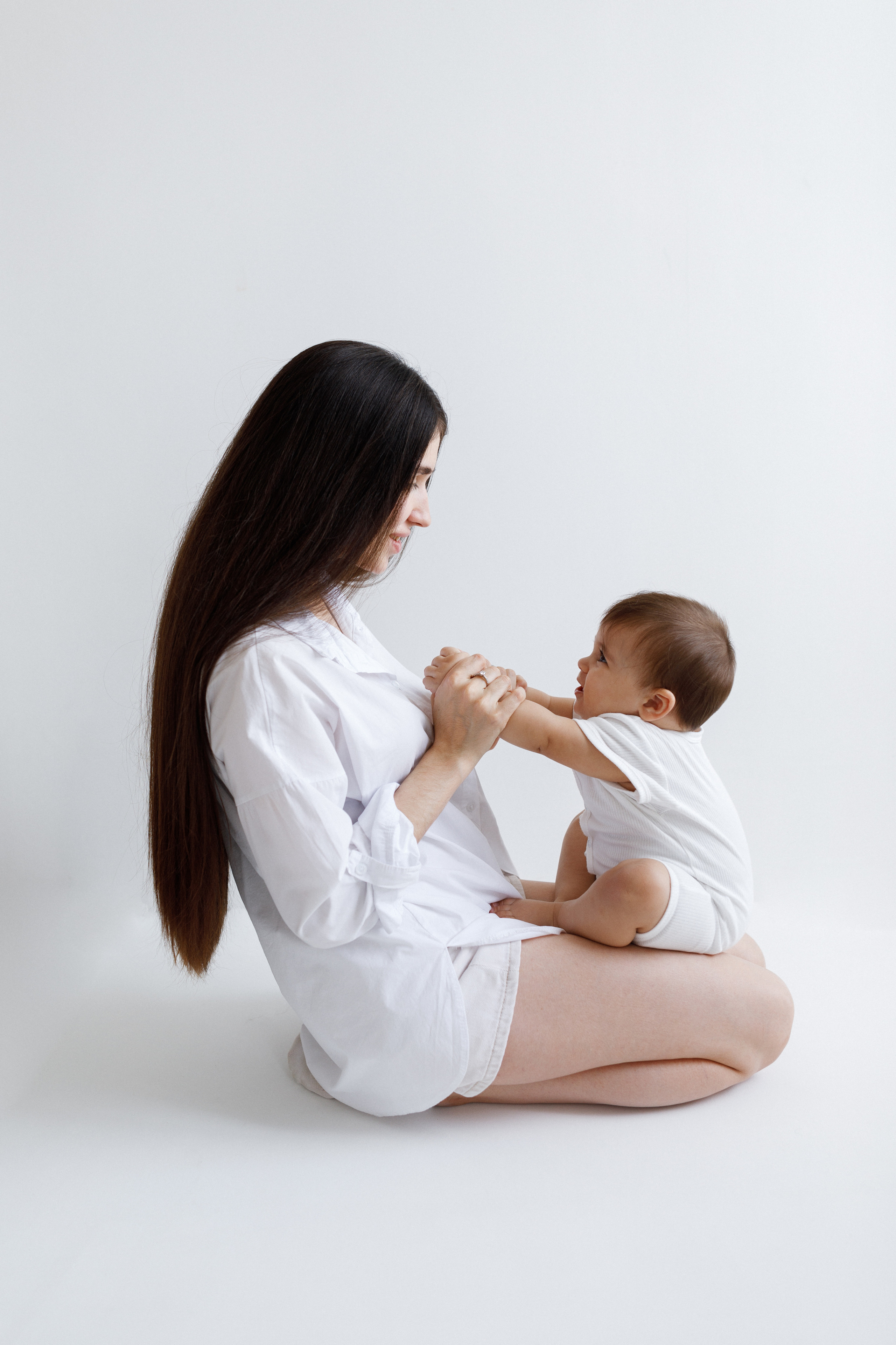 Фотосессия мамы с детьми в белой студии в Хабаровске. Фотограф на годик Хабаровск Детский и семейный фотограф в Хабаровске Юлия Матвиенко