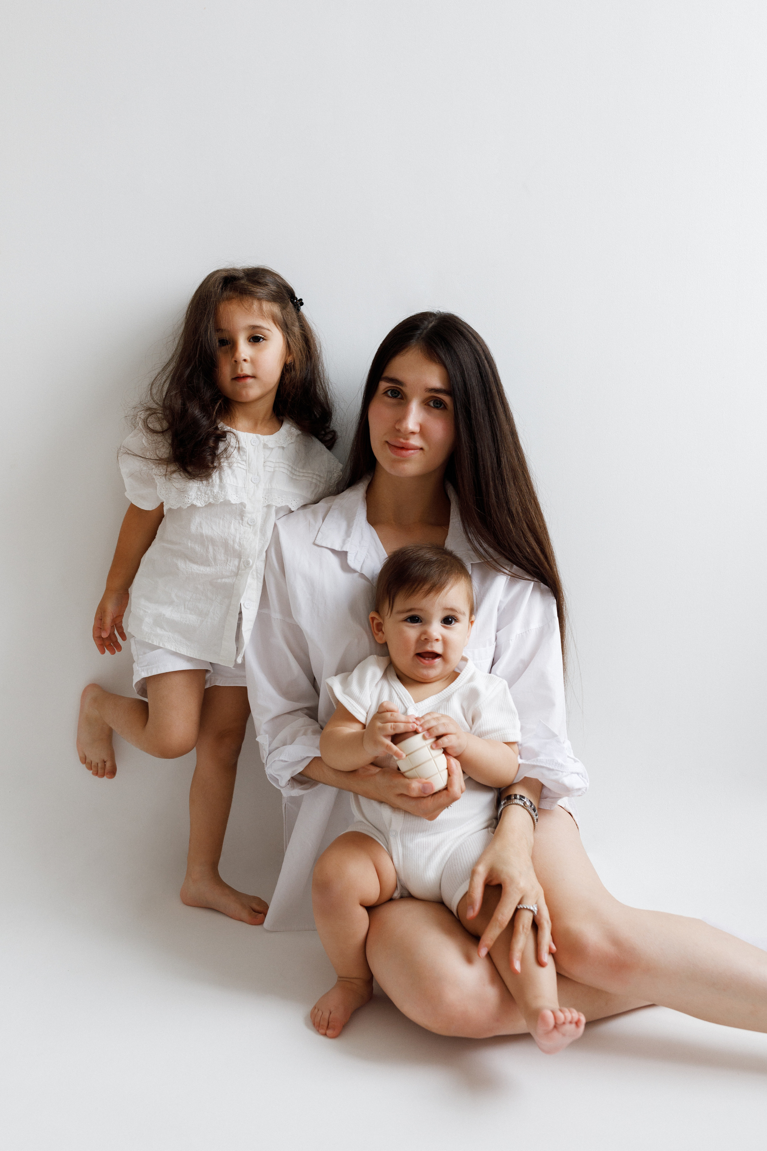 Фотосессия мамы с детьми в белой студии в Хабаровске. Фотограф на годик Хабаровск Детский и семейный фотограф в Хабаровске Юлия Матвиенко