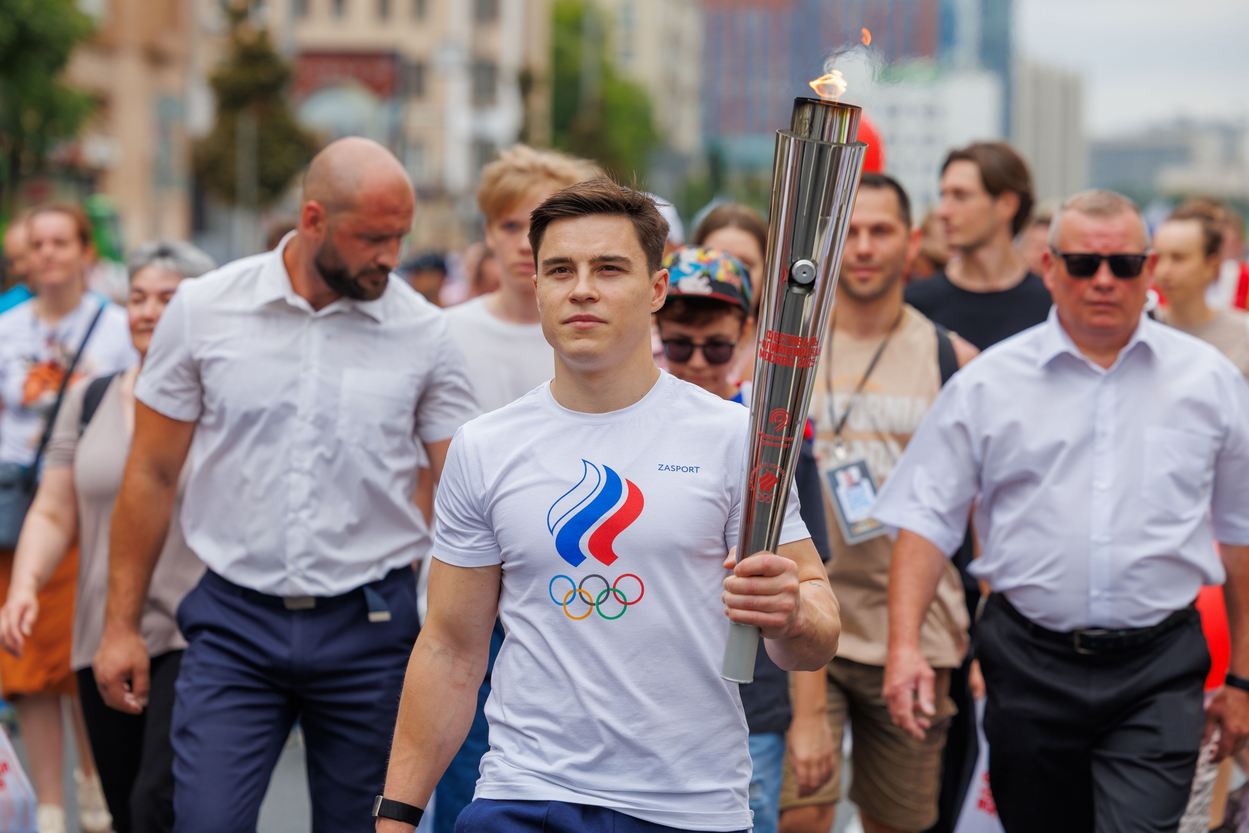 Никита Нагорный несет Олимпийский огонь по Садовому кольцу