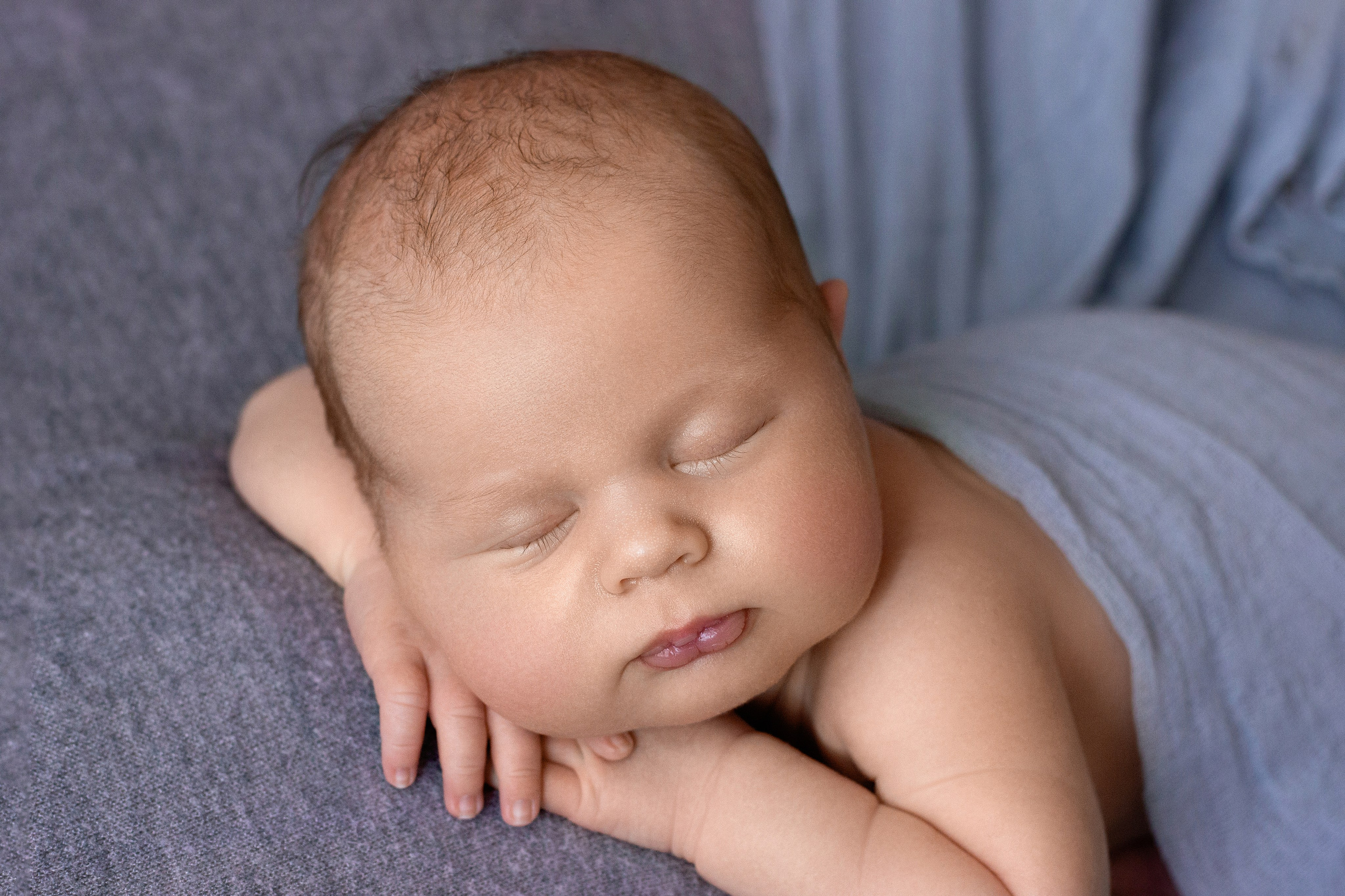 Минималистическая фотосессия новорождённого богатыря