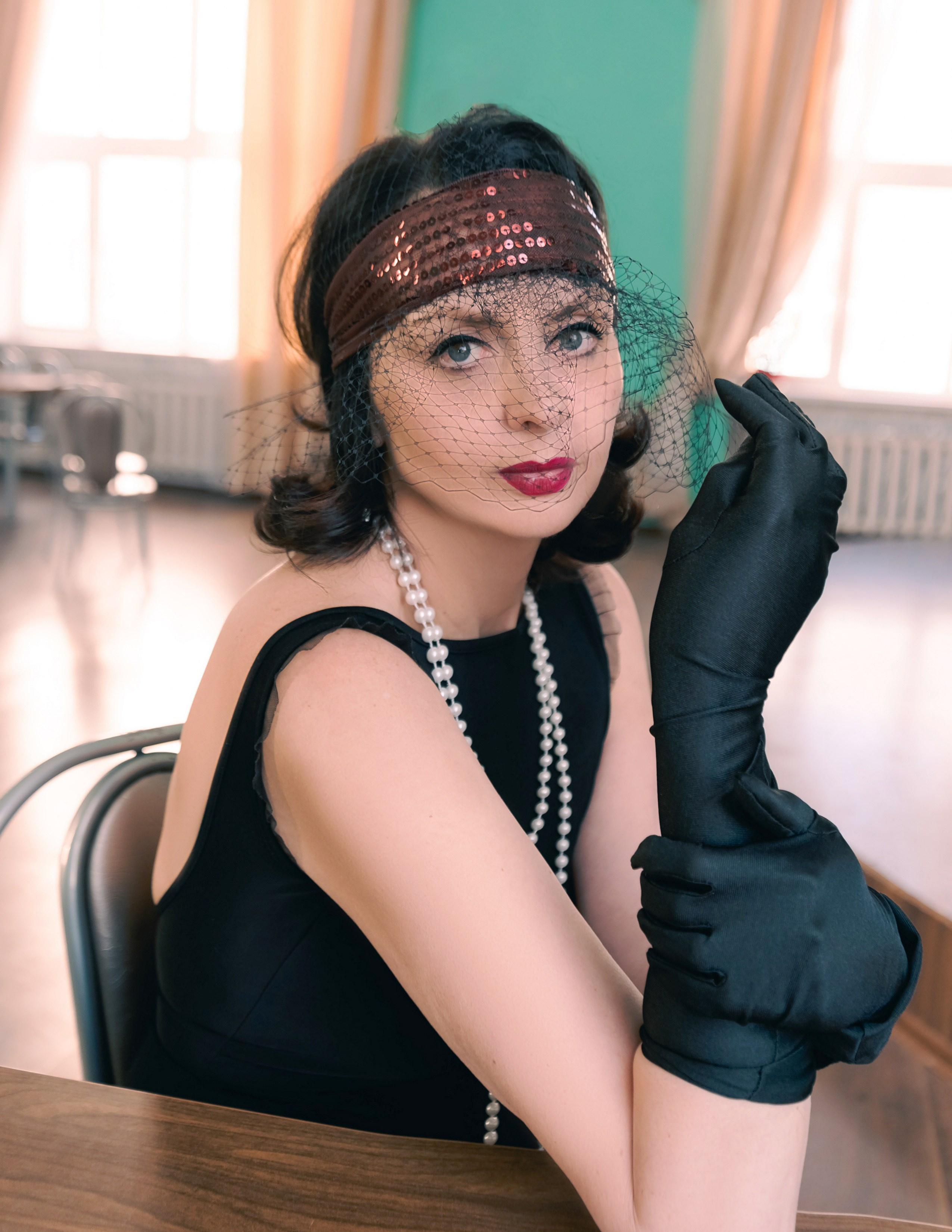 Девушка в стиле ретро, винтаж, Гэтсби в перчатках