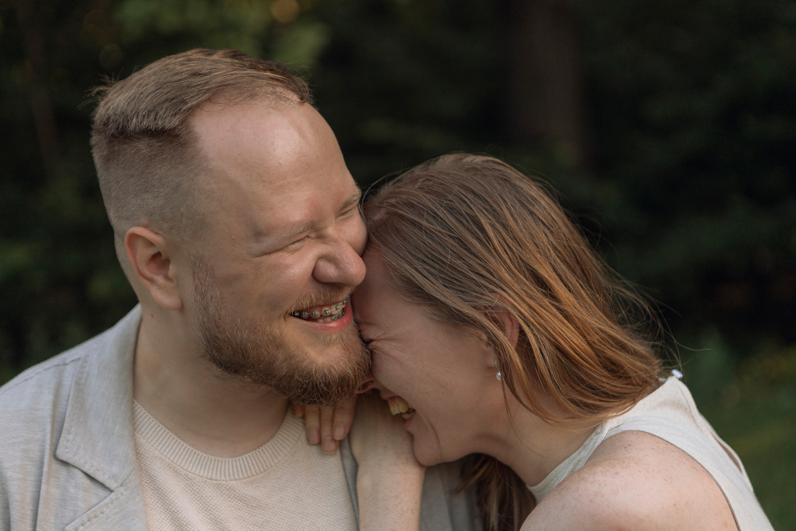 Закатная фотосессия для семьи в парке с музыкой и пикником, фотограф Москва