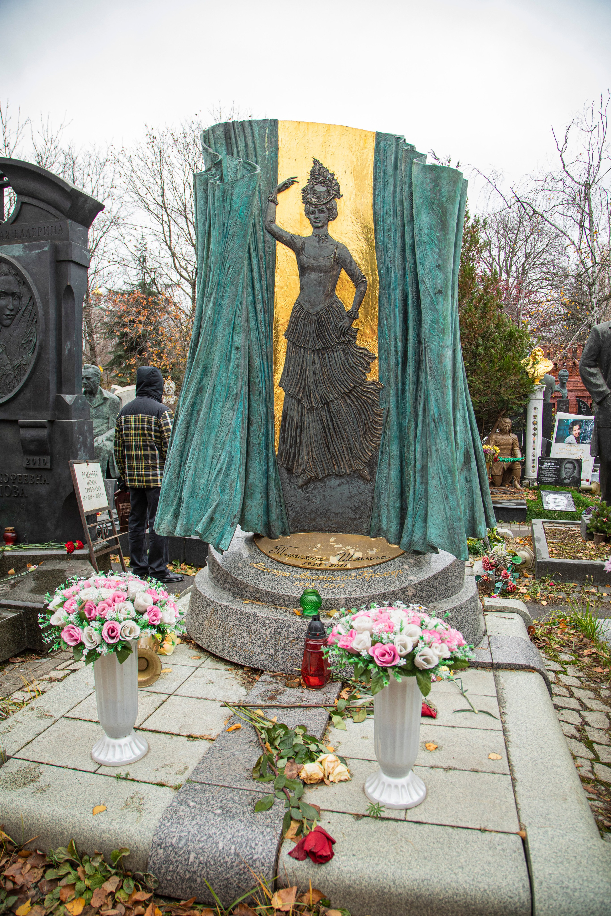 Осенняя прогулка по Новодевичьему кладбищу. Фотограф Сергей Ловкий