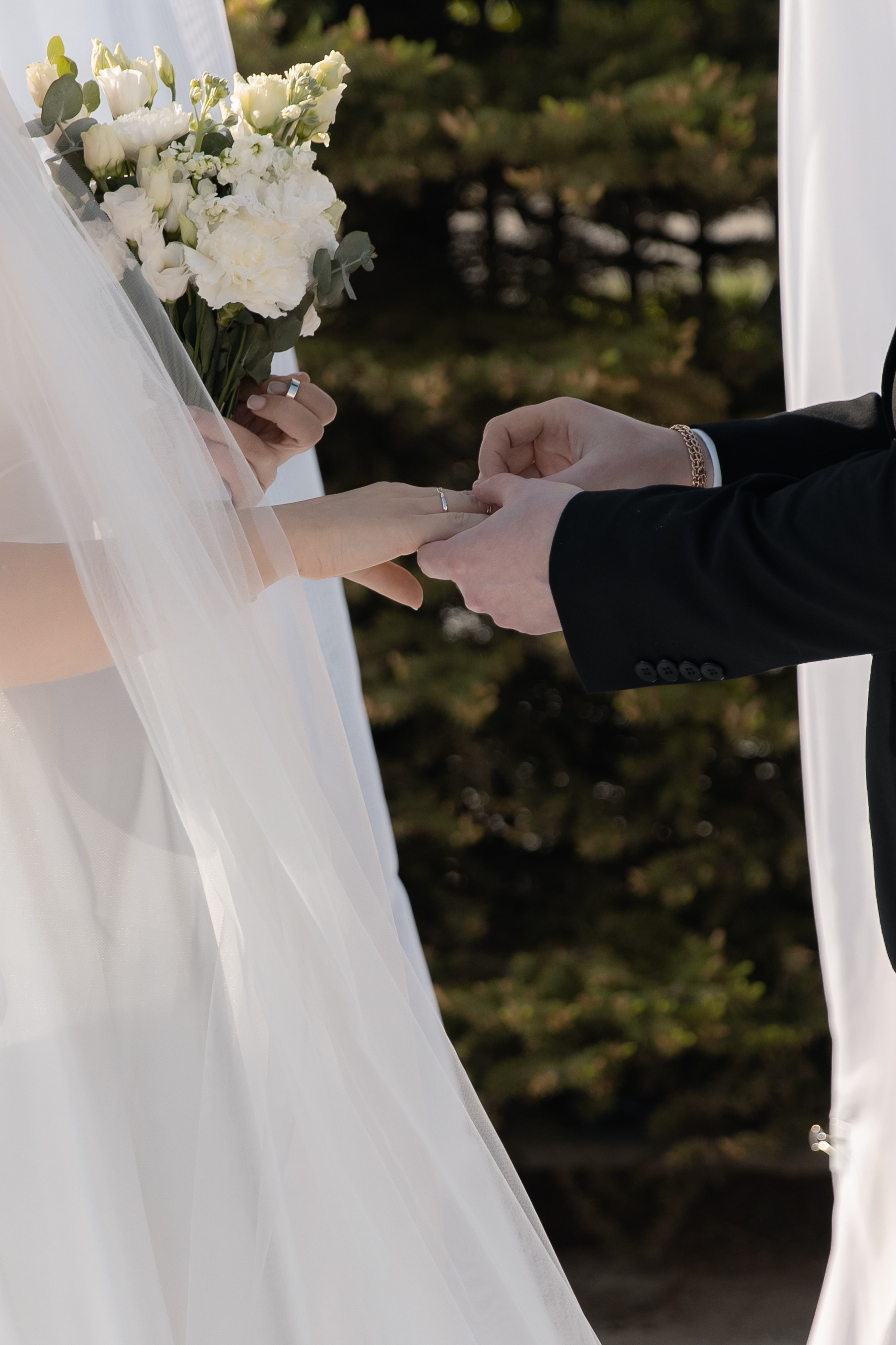 Я создаю профессиональные фотографии, которые сохраняют эмоции, детали и атмосферу вашего праздника. Свадебный фотограф во Владивостоке