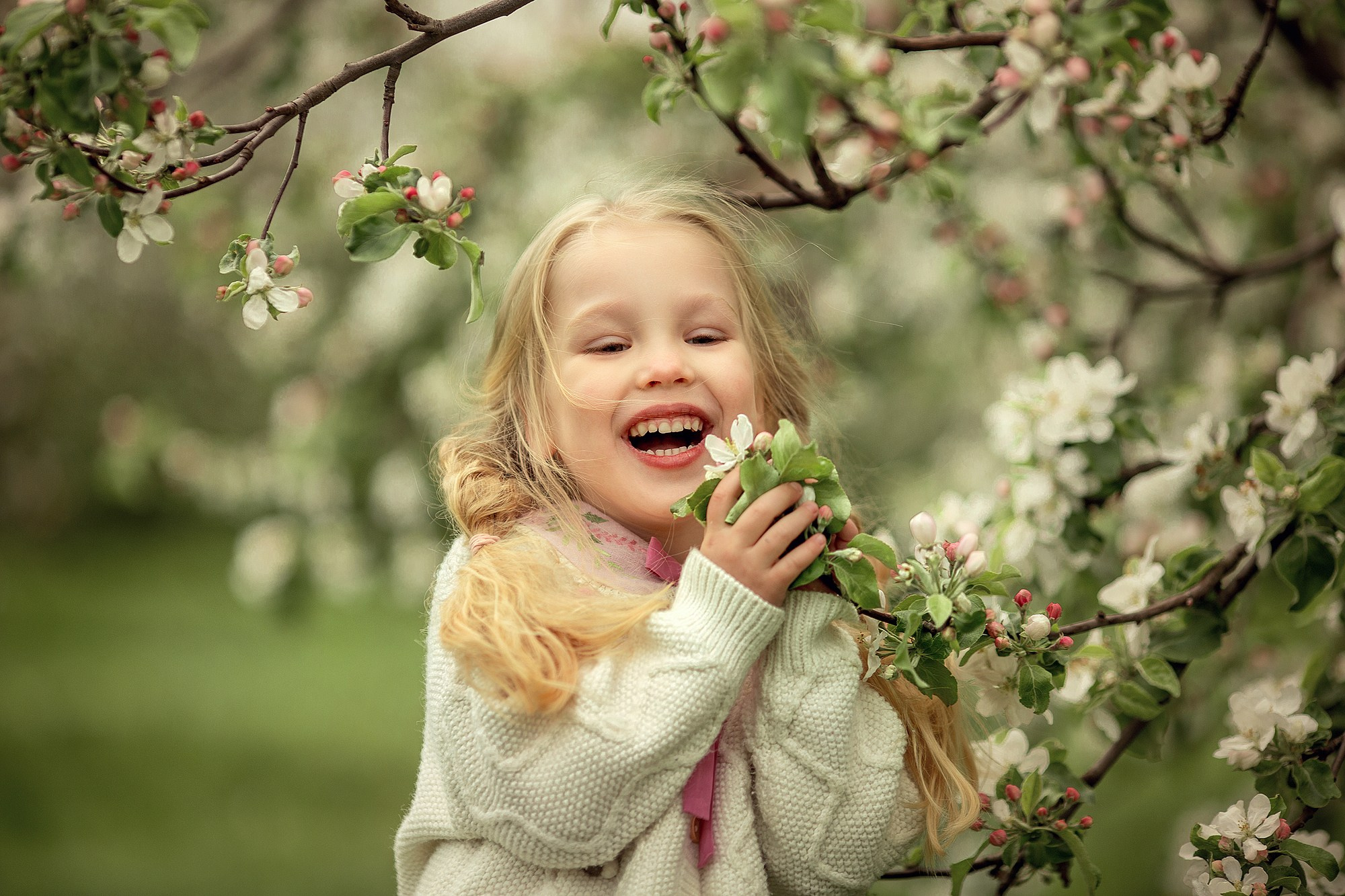 Искренняя семейная фотоистория в цветущем саду. Tatyana Nadezhdina Family photographer