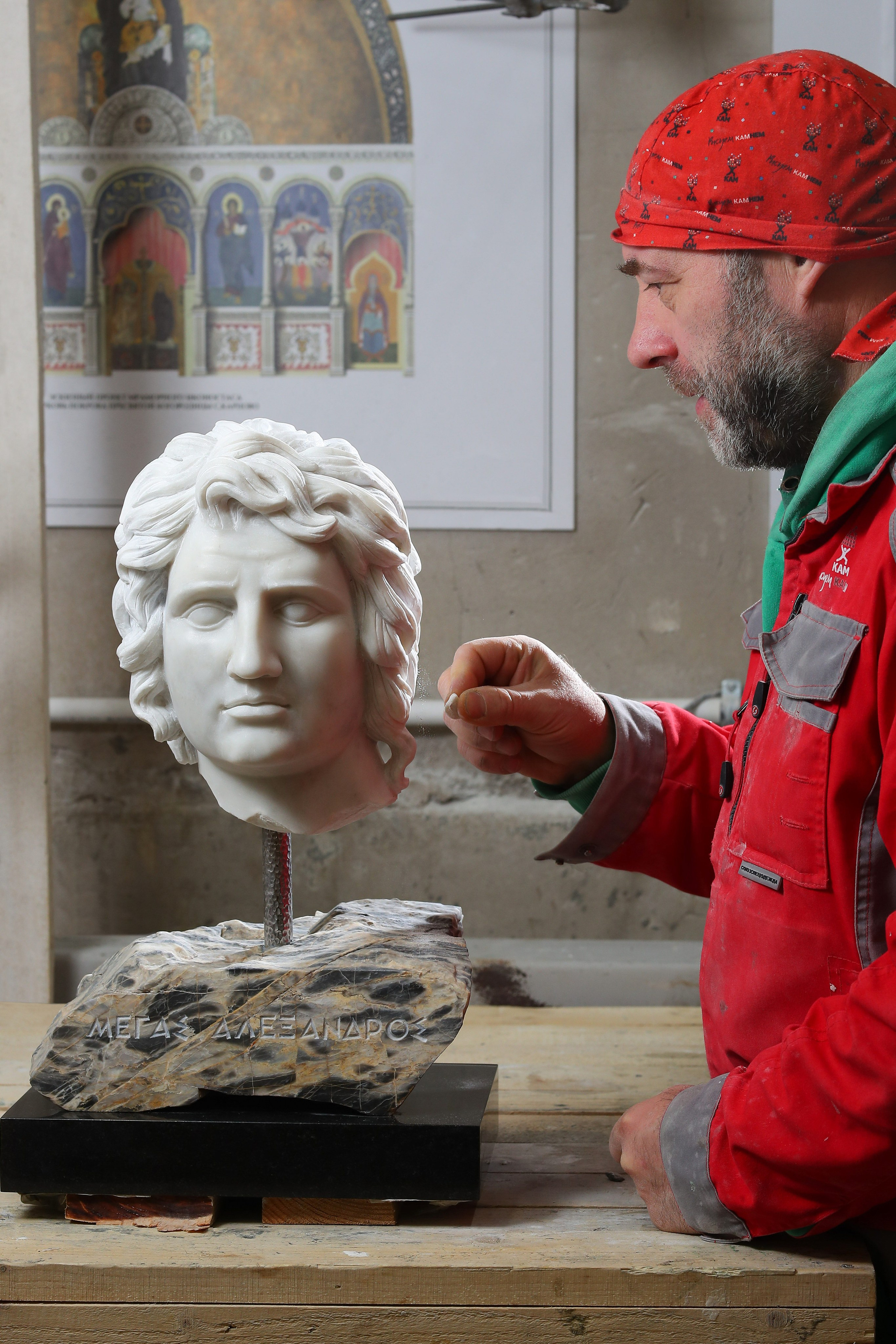 Голова из мрамора выполненная мастером-резчиком художественной мастерской КАМ