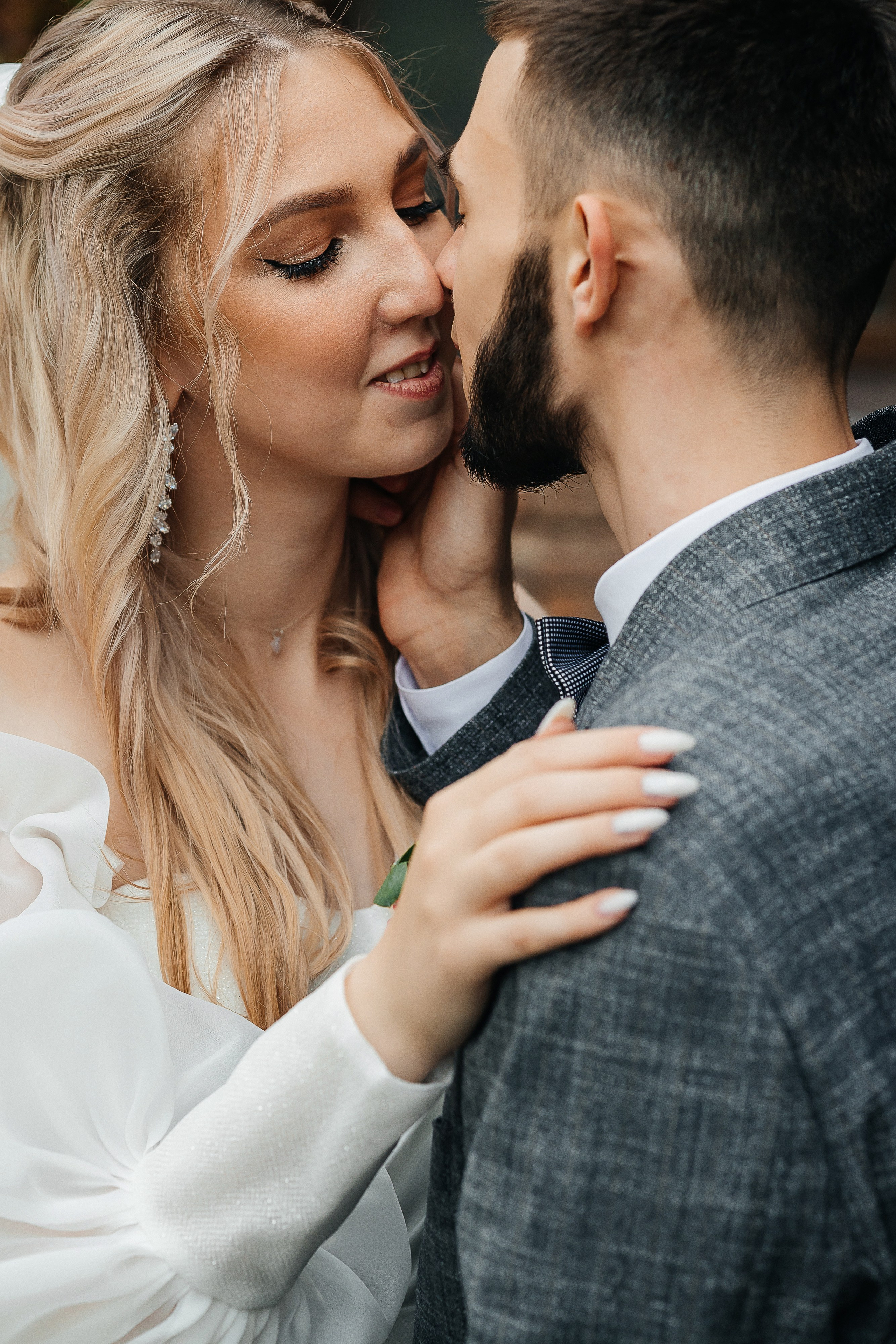 Чувственная первая встреча пары в отеле. Олег Сверчков | Свадебный фотограф Вологда