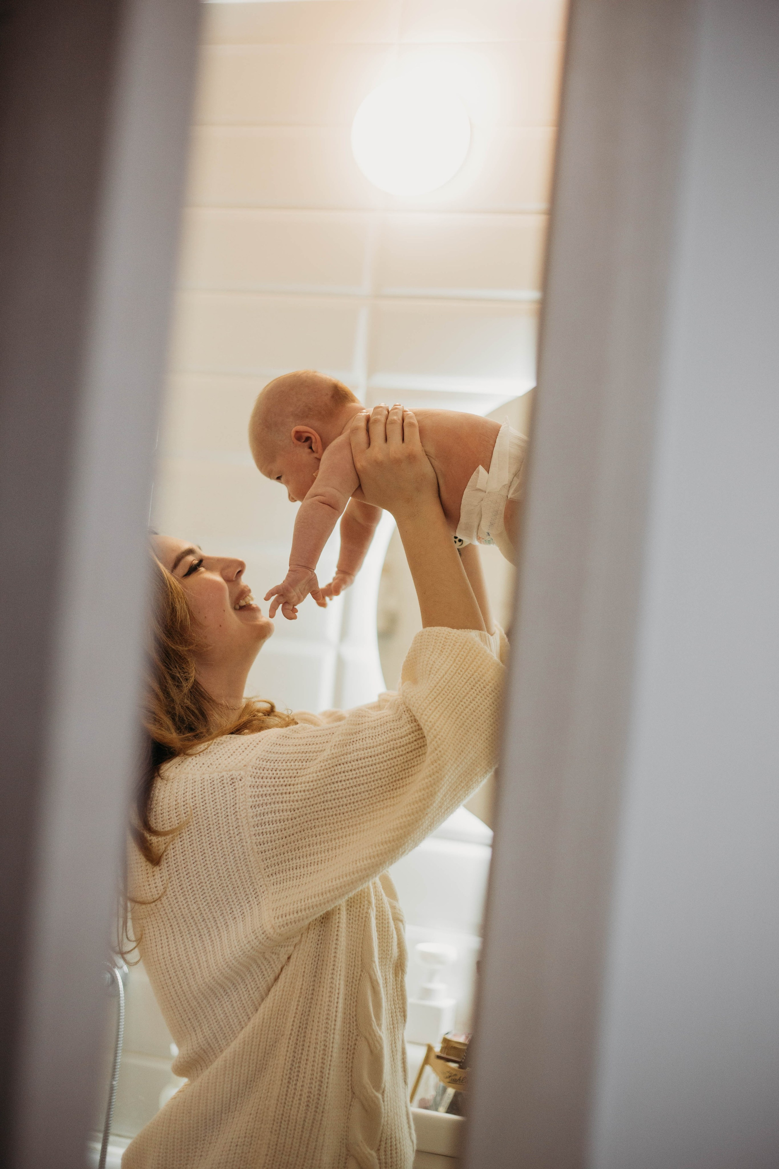 фотограф подглядывает за бытом мамы и малыша