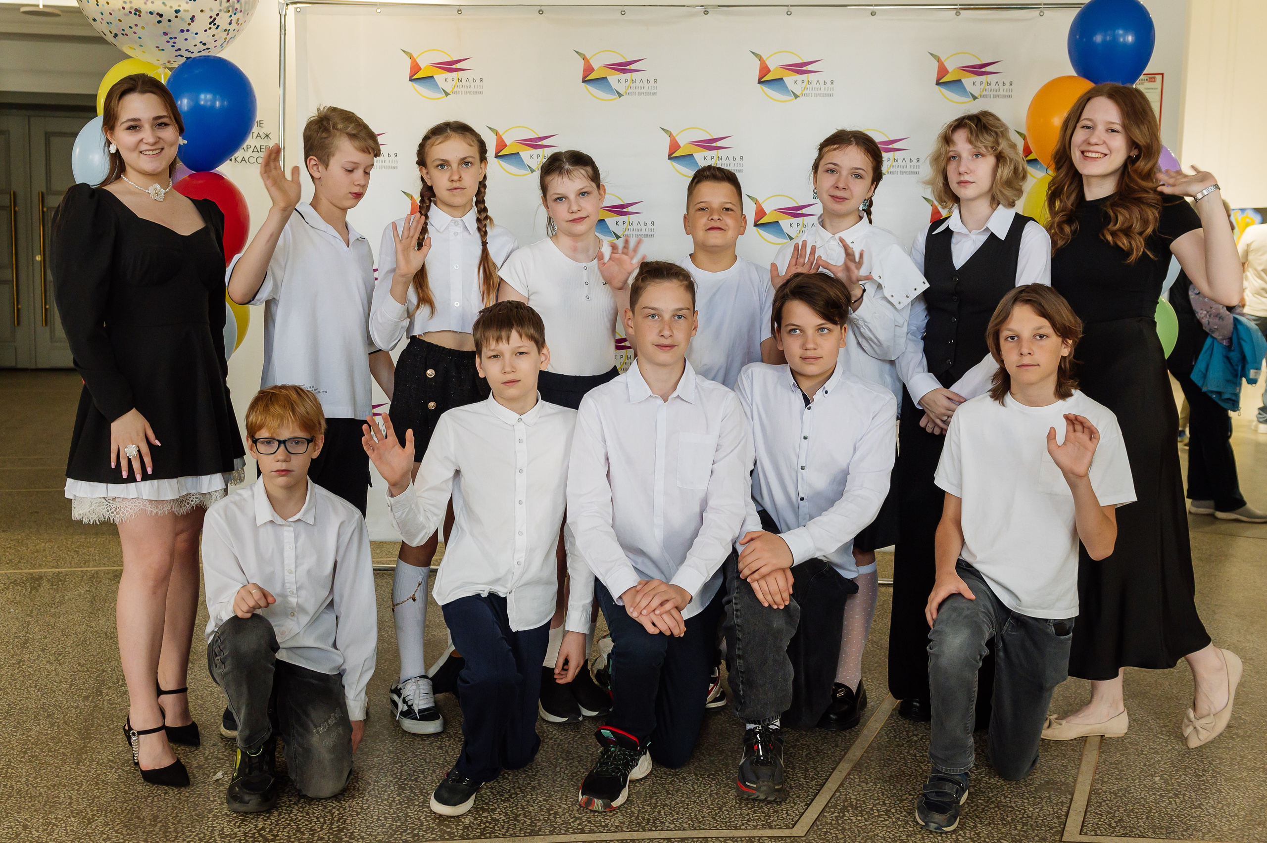 общее фото детей на школьном выпускном