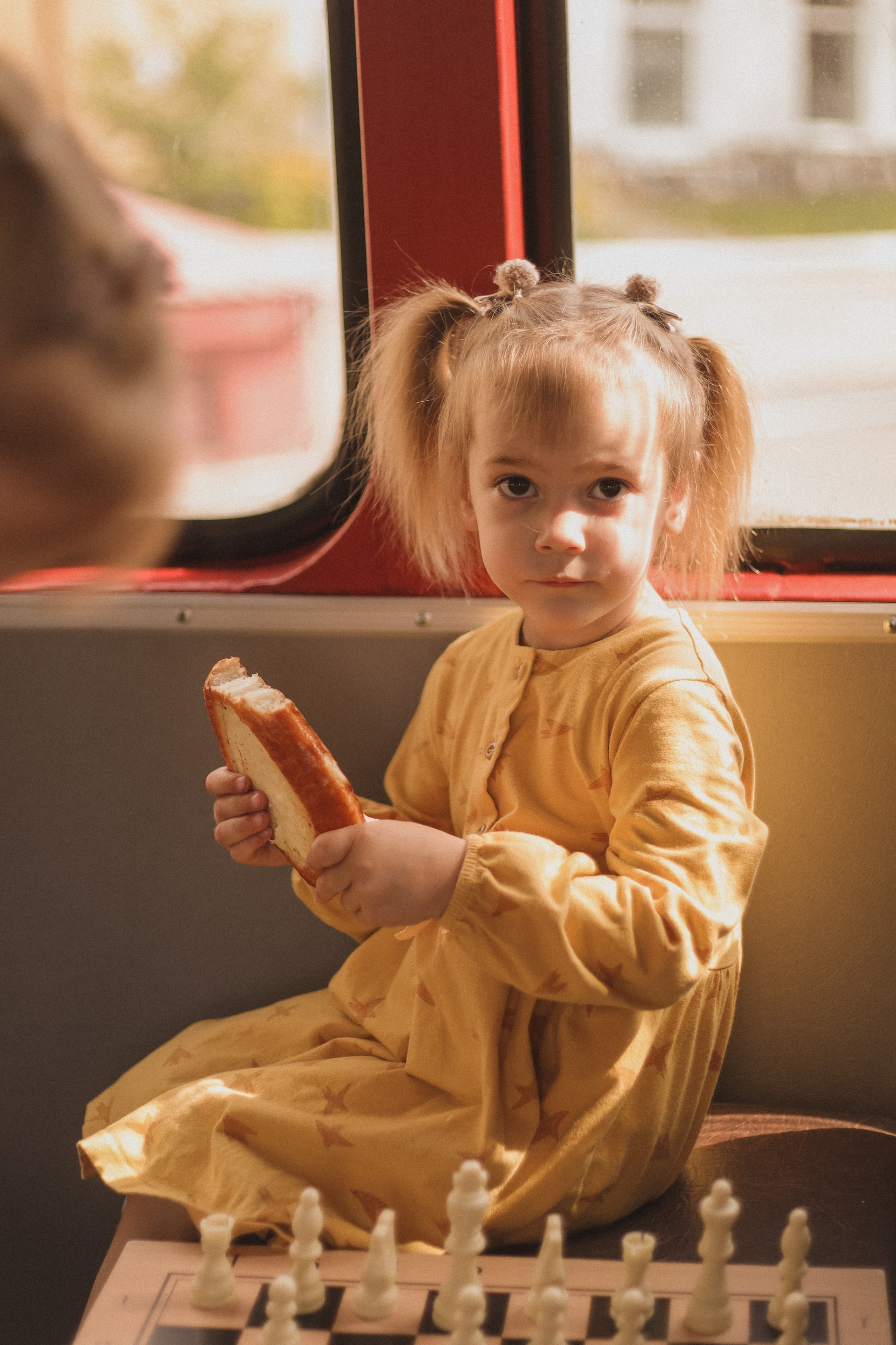 Дети играют в шахматы в автобусе