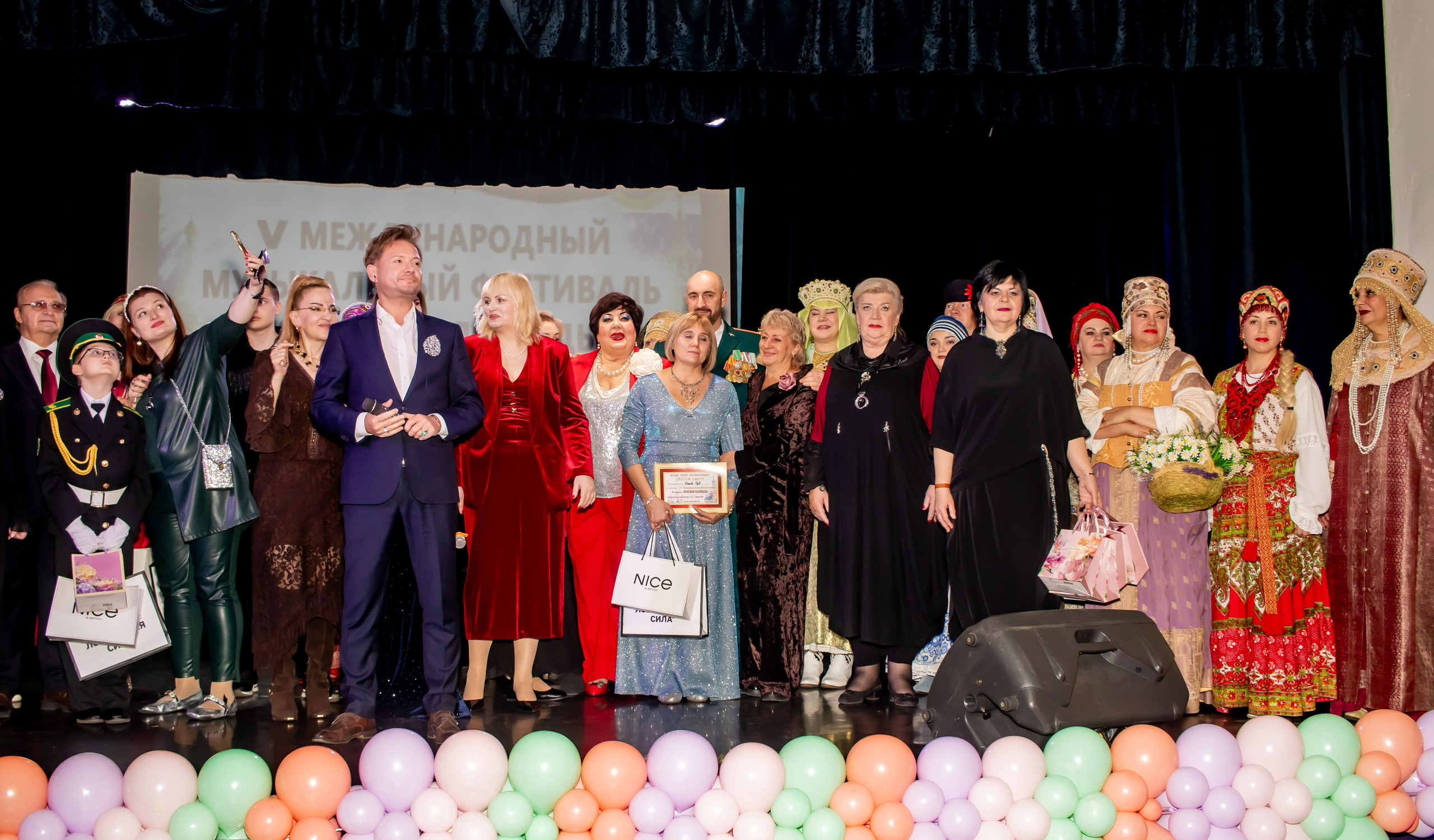 Почётные гости и лауреаты на награждении фестиваля · фотограф Карасёва Елена