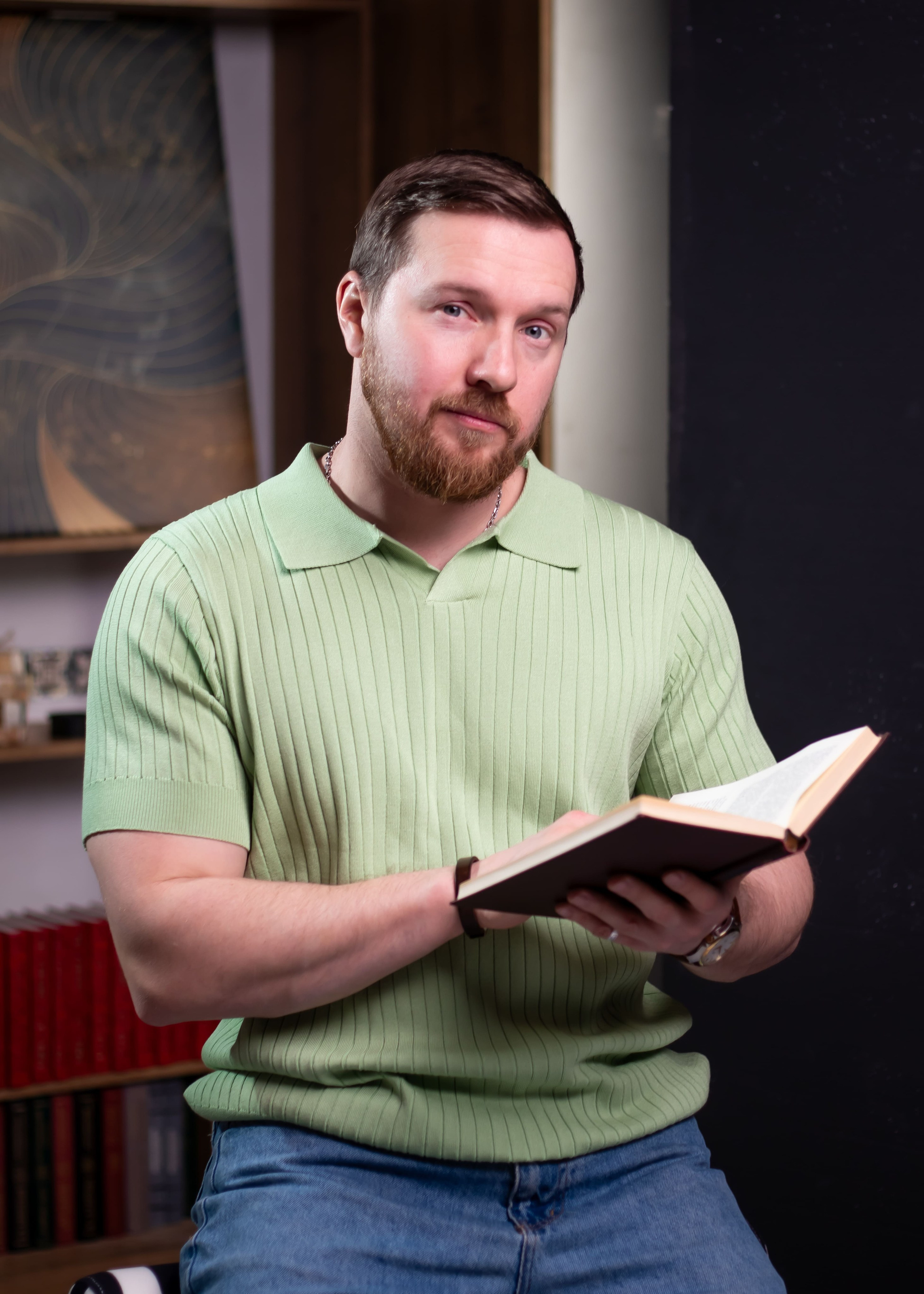 Современный деловой портрет мужчины с книгой, Москва, фотограф Карасёва Елена