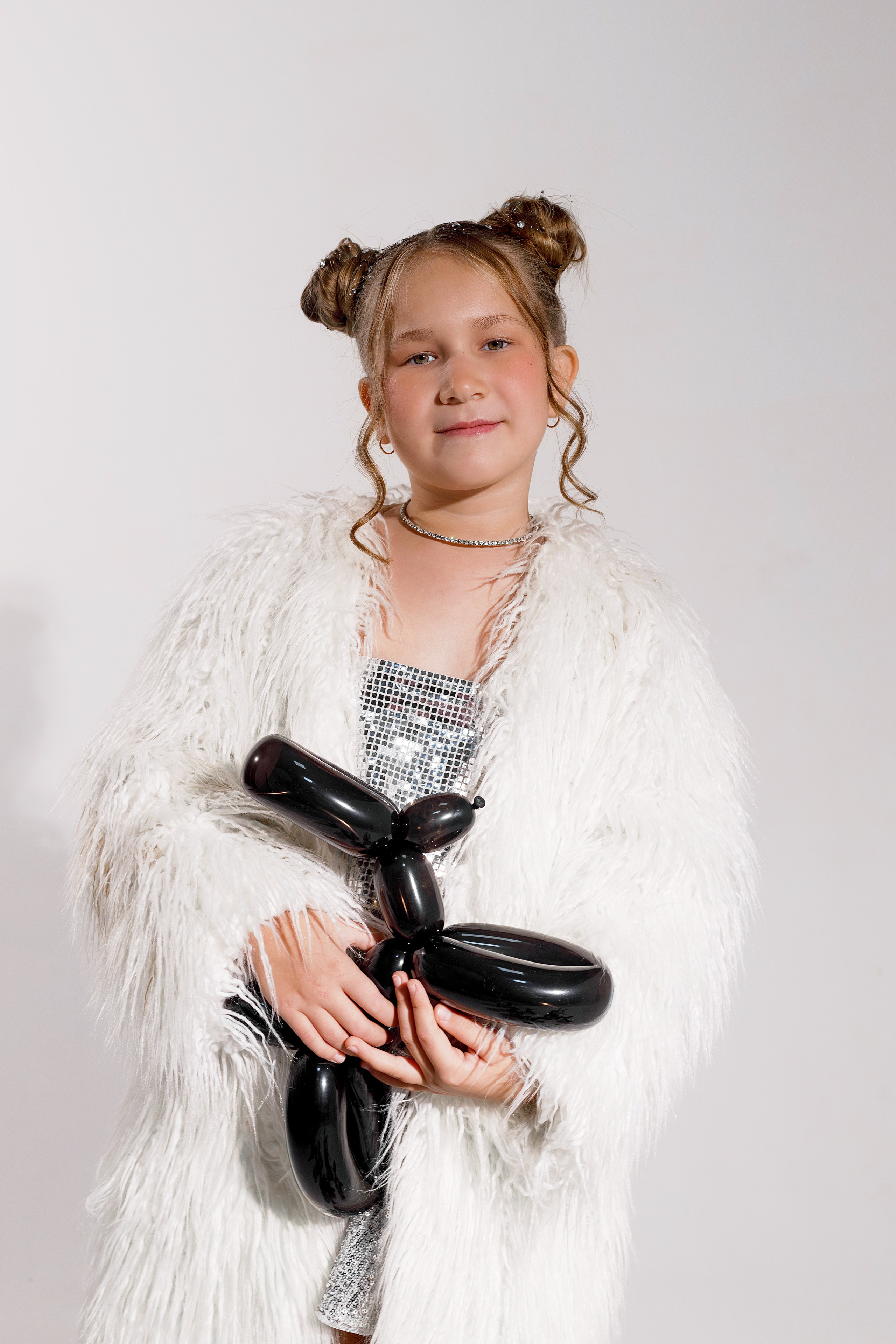 Креативная детская фотосессия на 9 лет в студии Сочи. Детский студийный фотограф Сочи