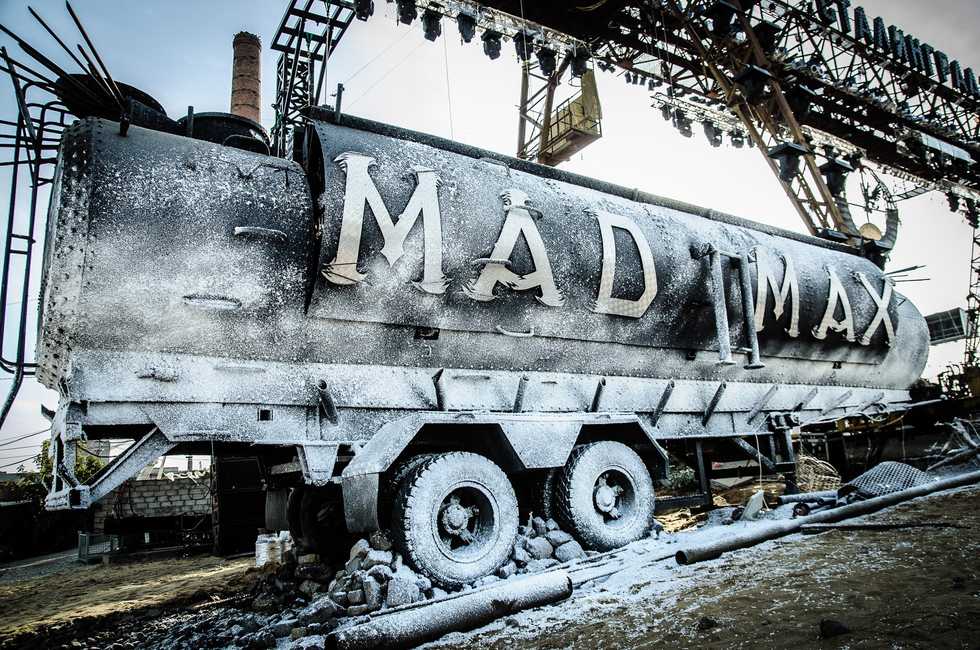 Бензовоз с надписью "MAD MAX"