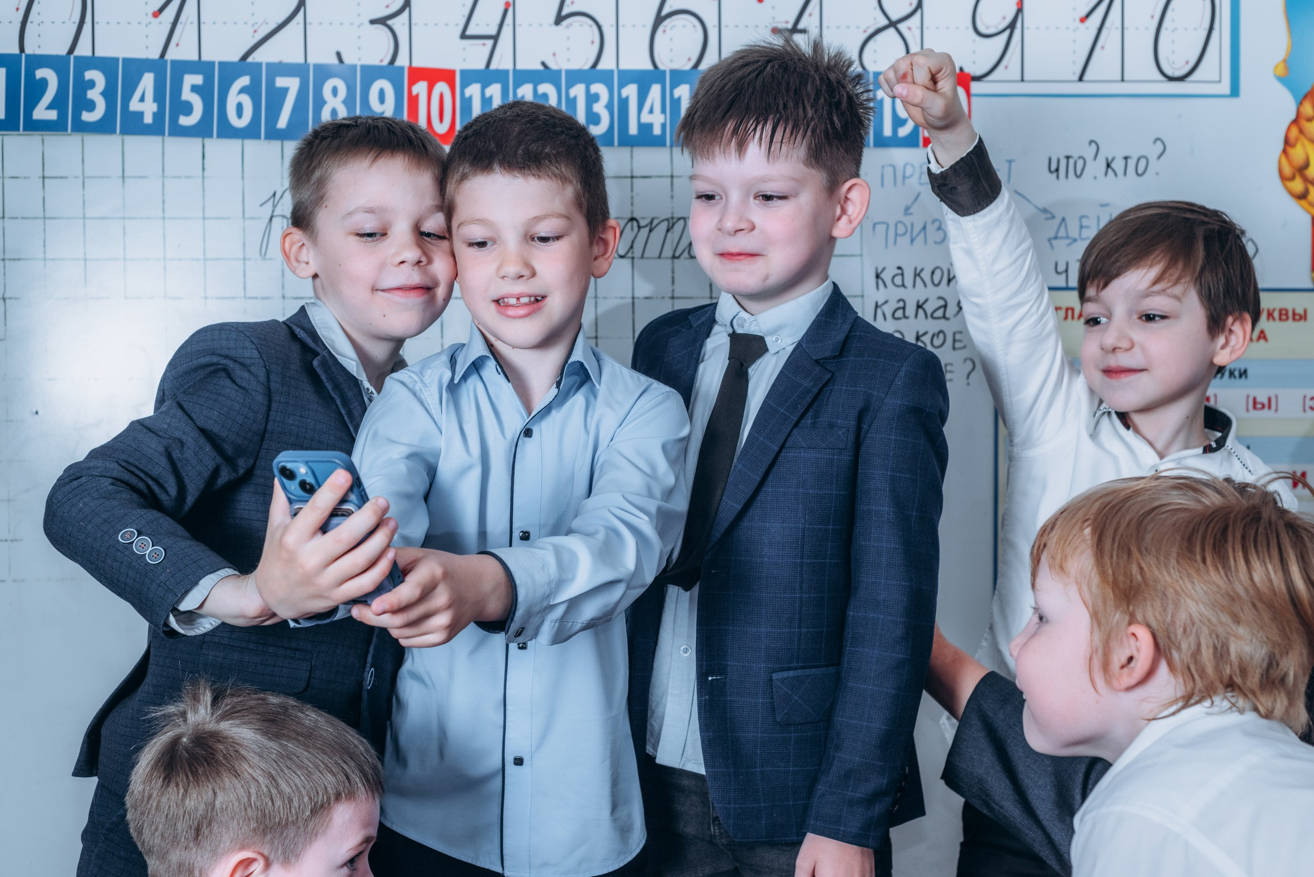 Выпускной альбом 1 класса — фотосессия в школе, деликатная ретушь и дизайн в Москве. MILATE — выпускные альбомы, фотосессии и видео в Москве