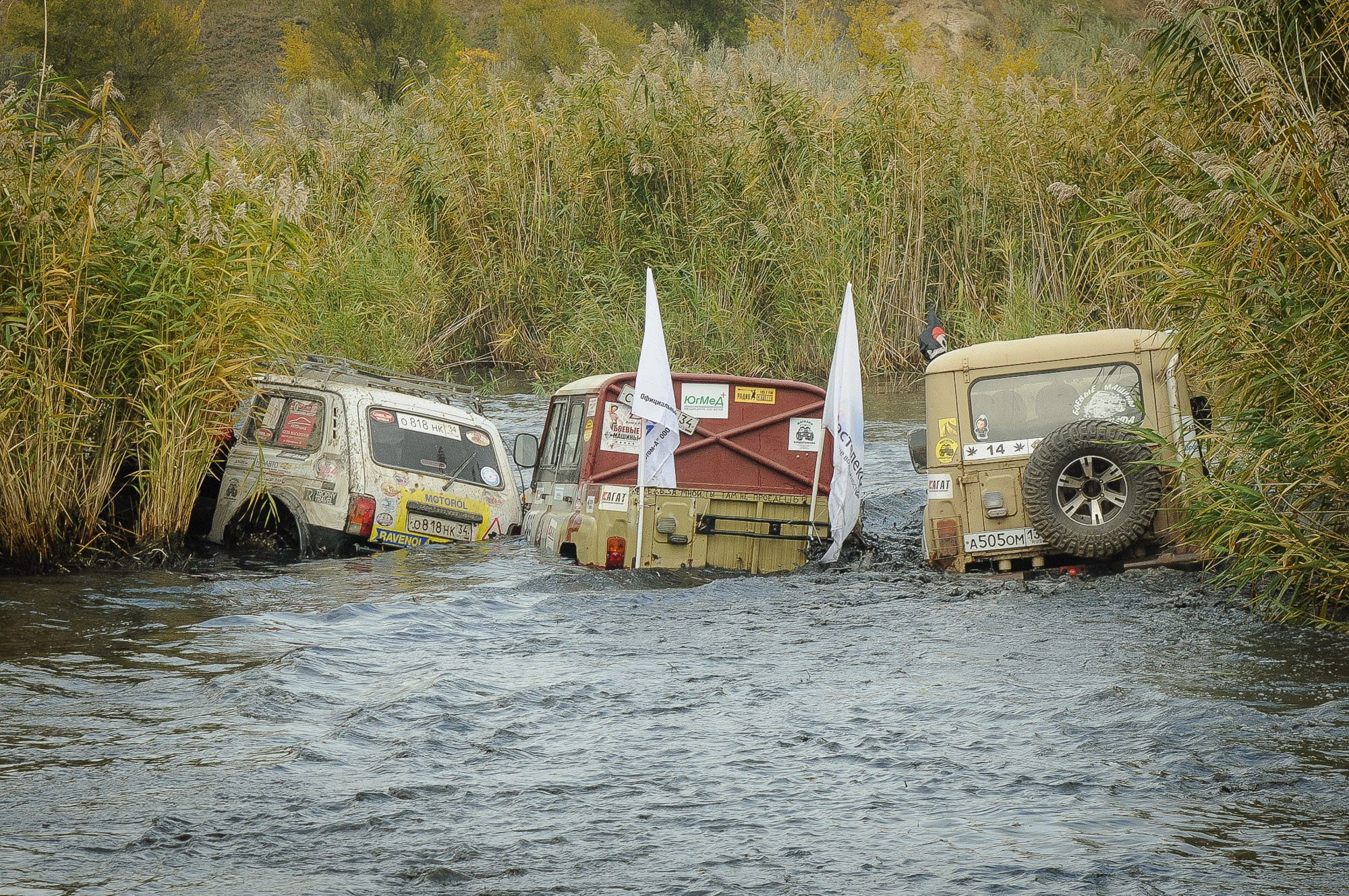 Три автомобиля застряли в озере