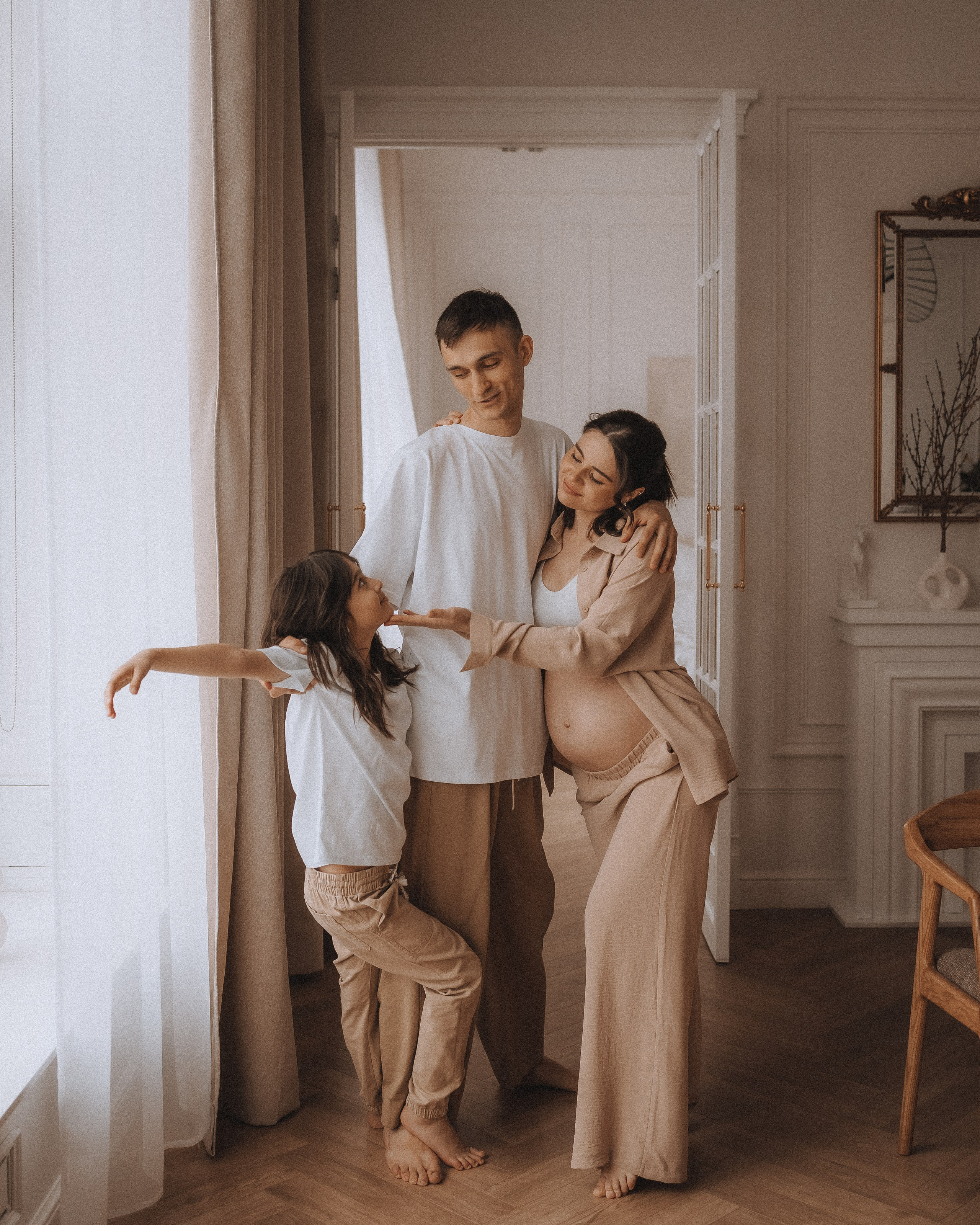 семейная фотосессия в студии с детьми в москве, детская фотосессия в фотостудии в москве, уютные нежные семейные фотосессии в москве, семейная беременная фотосессия в москве с детьми, фотосессия беременности с мужем в москве, светлые фотостудии в москве, стильные семейные фотосессии в москве, фотосессии в стиле lifestyle, фотосессии в стиле лайфстайл в москве, Семейная фотография в москве , семейный фотограф в москве , семейная фотосессия в москве , семья , детская фотография , фотограф , женский портрет , фотосессия , детский портрет , детский фотограф , lovestory , новогодняя фотосессия , детское фото , детская фотосессия , эмоциональные семейные фотосессии в москве, портретная фотография в москве, заказать семейный фотоальбом в москве