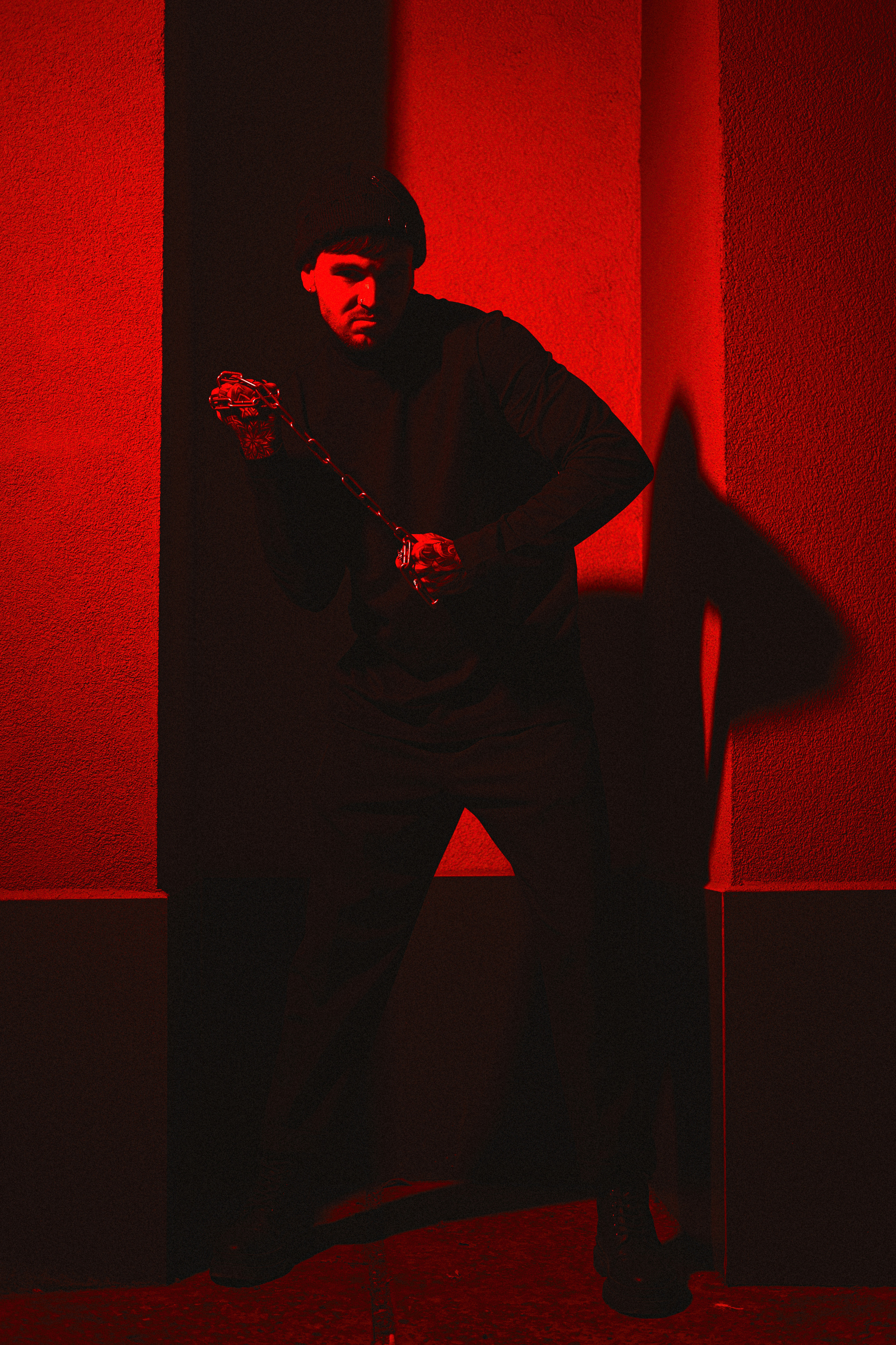 Фотопроект "Пацанские истории". Лихие 90-е, красный цвет, спортивный стиль, цепи и "карташи" - все это навеяно опасными лихими девяностыми.