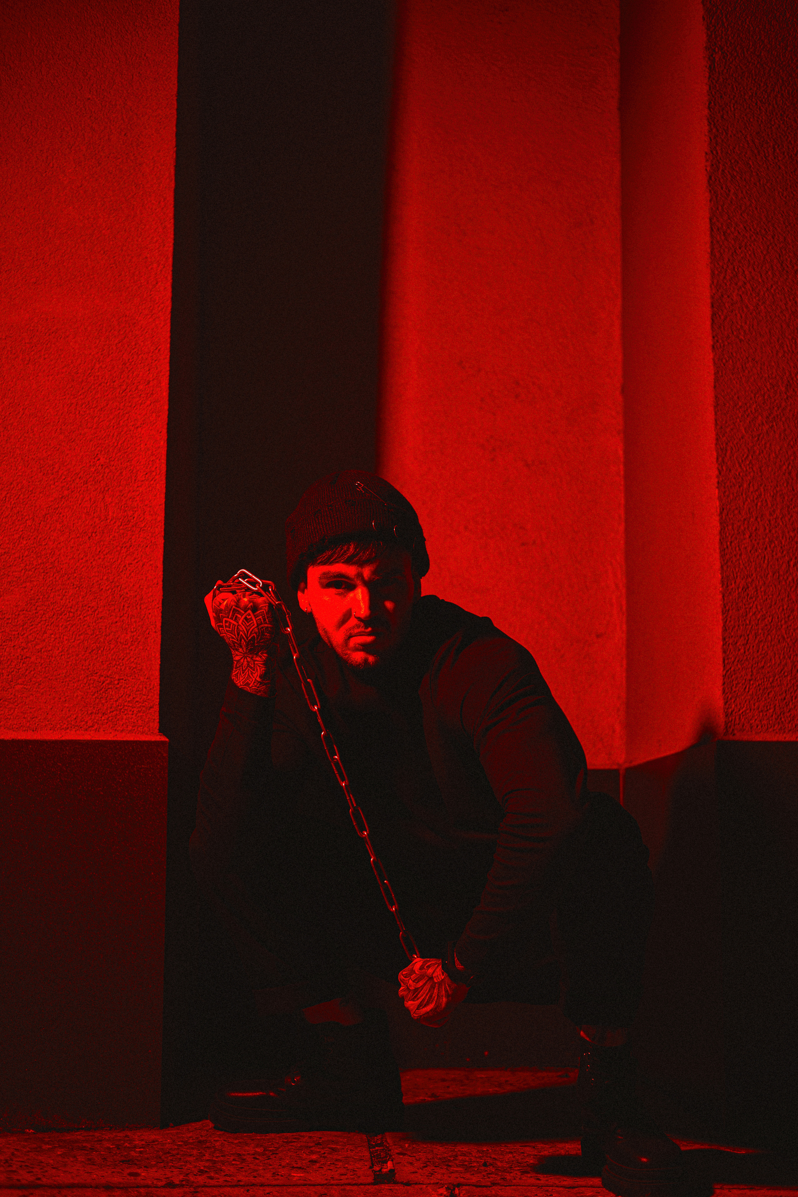 Фотопроект "Пацанские истории". Лихие 90-е, красный цвет, спортивный стиль, цепи и "карташи" - все это навеяно опасными лихими девяностыми.