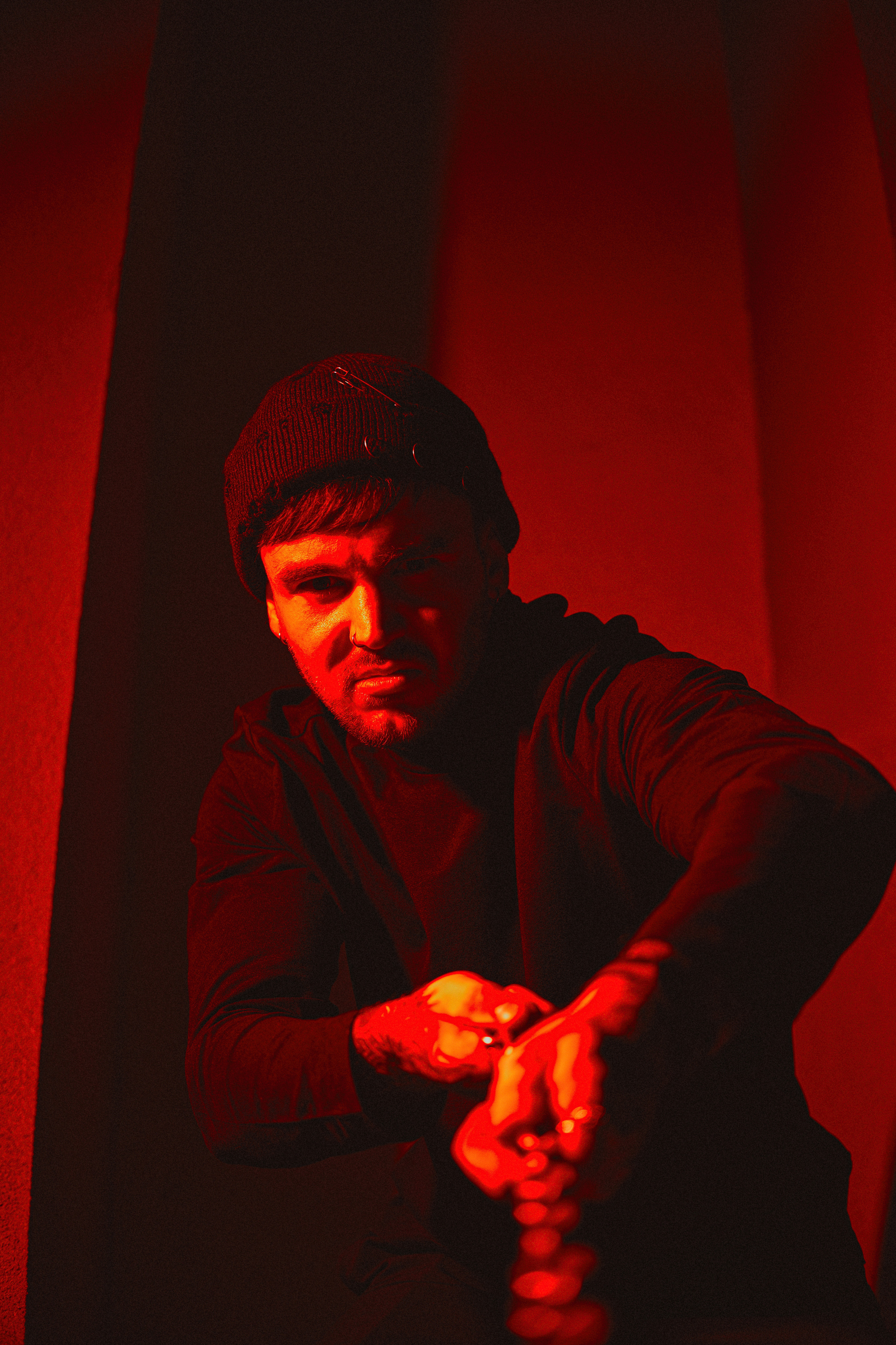 Фотопроект "Пацанские истории". Лихие 90-е, красный цвет, спортивный стиль, цепи и "карташи" - все это навеяно опасными лихими девяностыми.